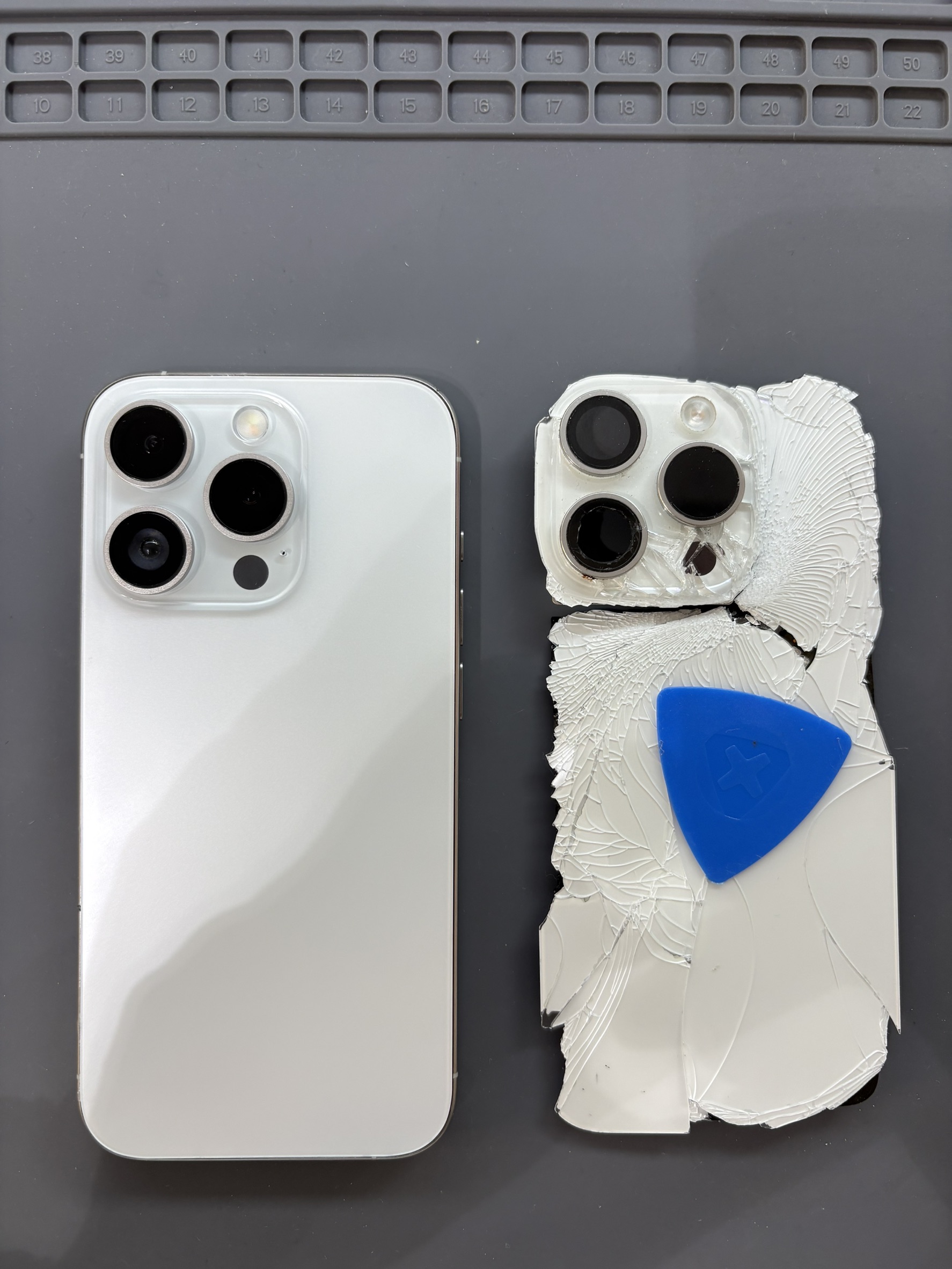 バキバキに割れたiPhone15Proのバックパネル交換修理！【スマホ修理工房大和店】