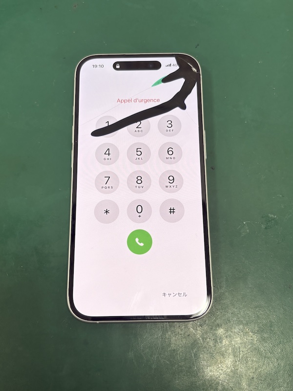 iPhone16　角に石が刺さり、画面に黒いのが広がった😭