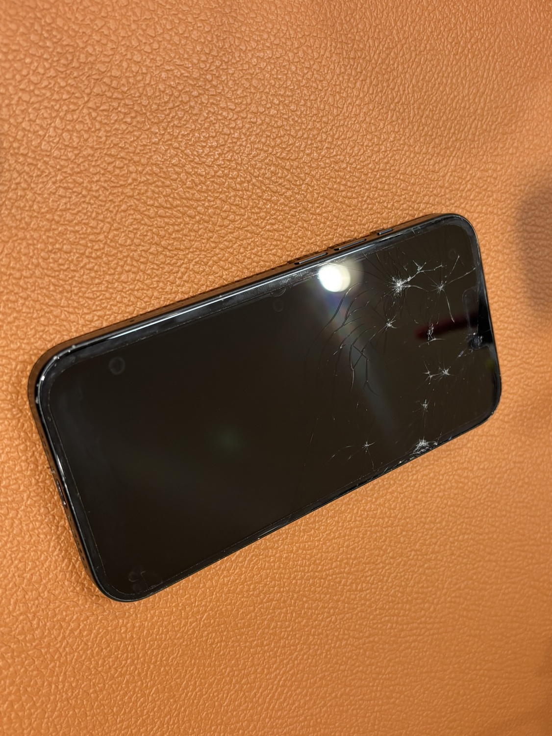 画面上部が割れてしまったiPhone15（アイフォン）画面修理を承りました！