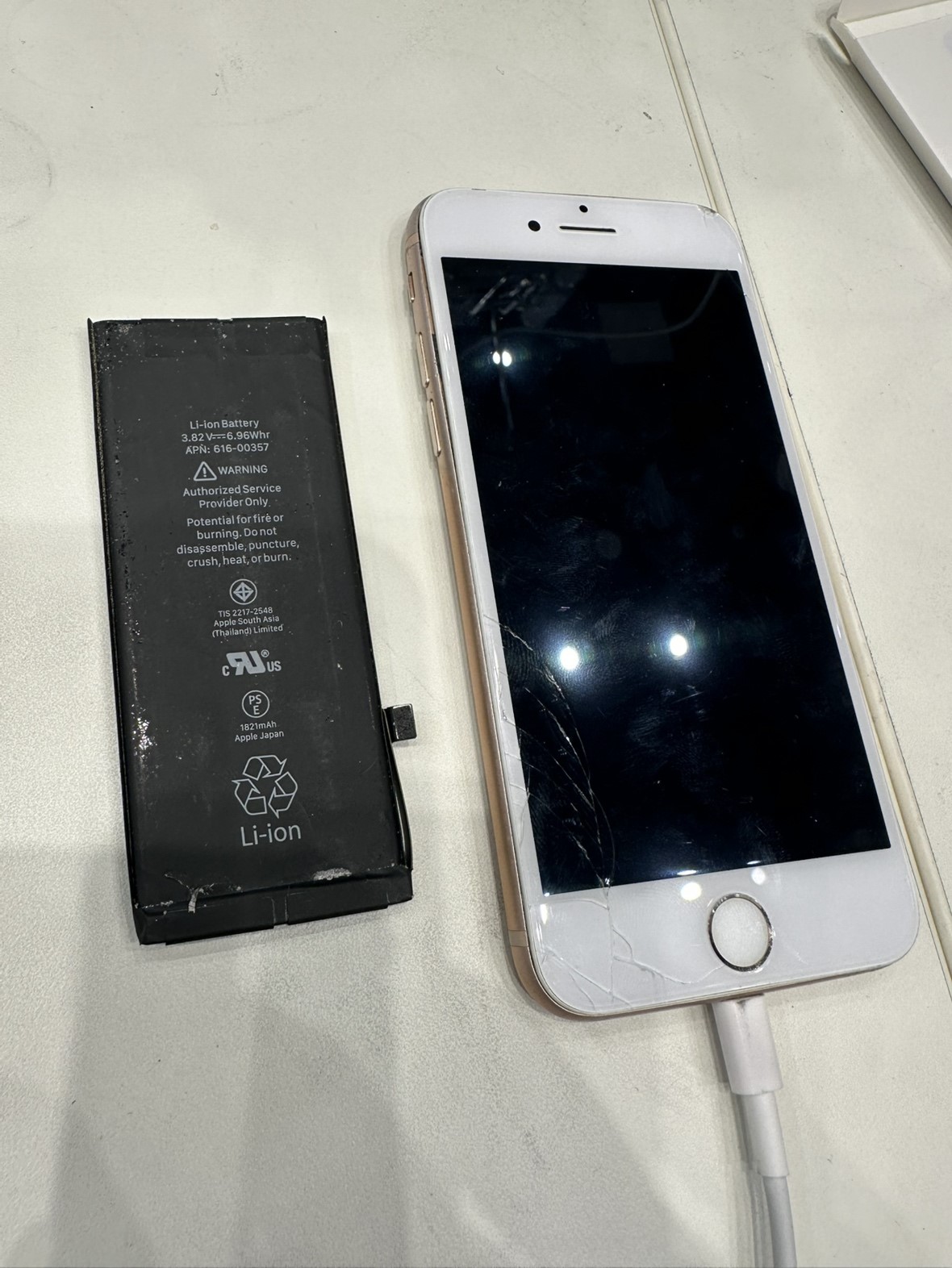 iPhone 8（アイフォン）のバッテリー交換はスマホ修理工房イオンモール福岡店で即日修理可能です！