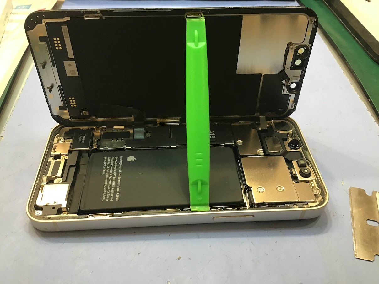 iPhone13miniならデータそのまま修理可能なスマホ修理工房西八王子店へ！