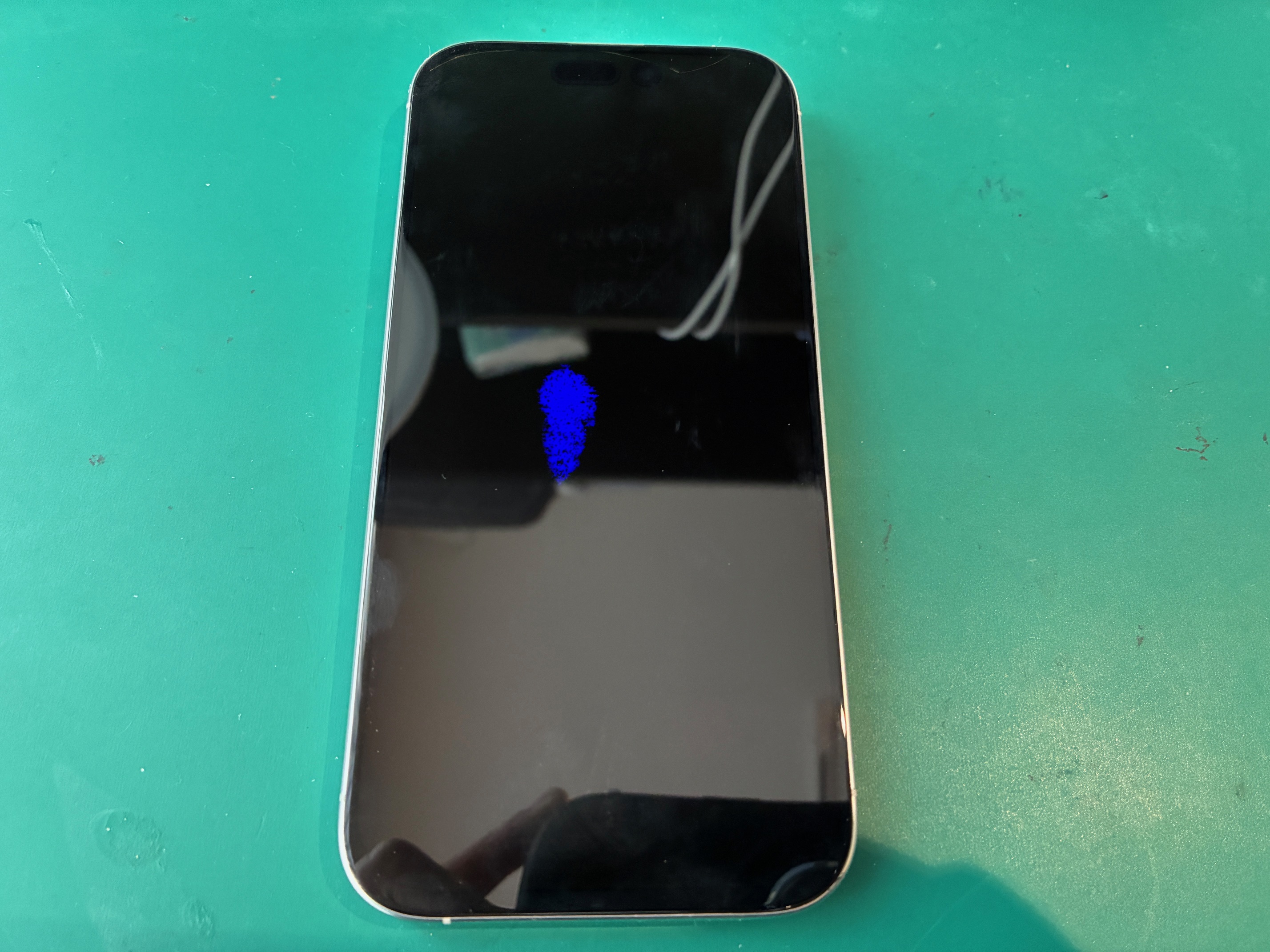 神戸市からお越しのお客様よりiPhone16Proの画面交換をご依頼いただきました！