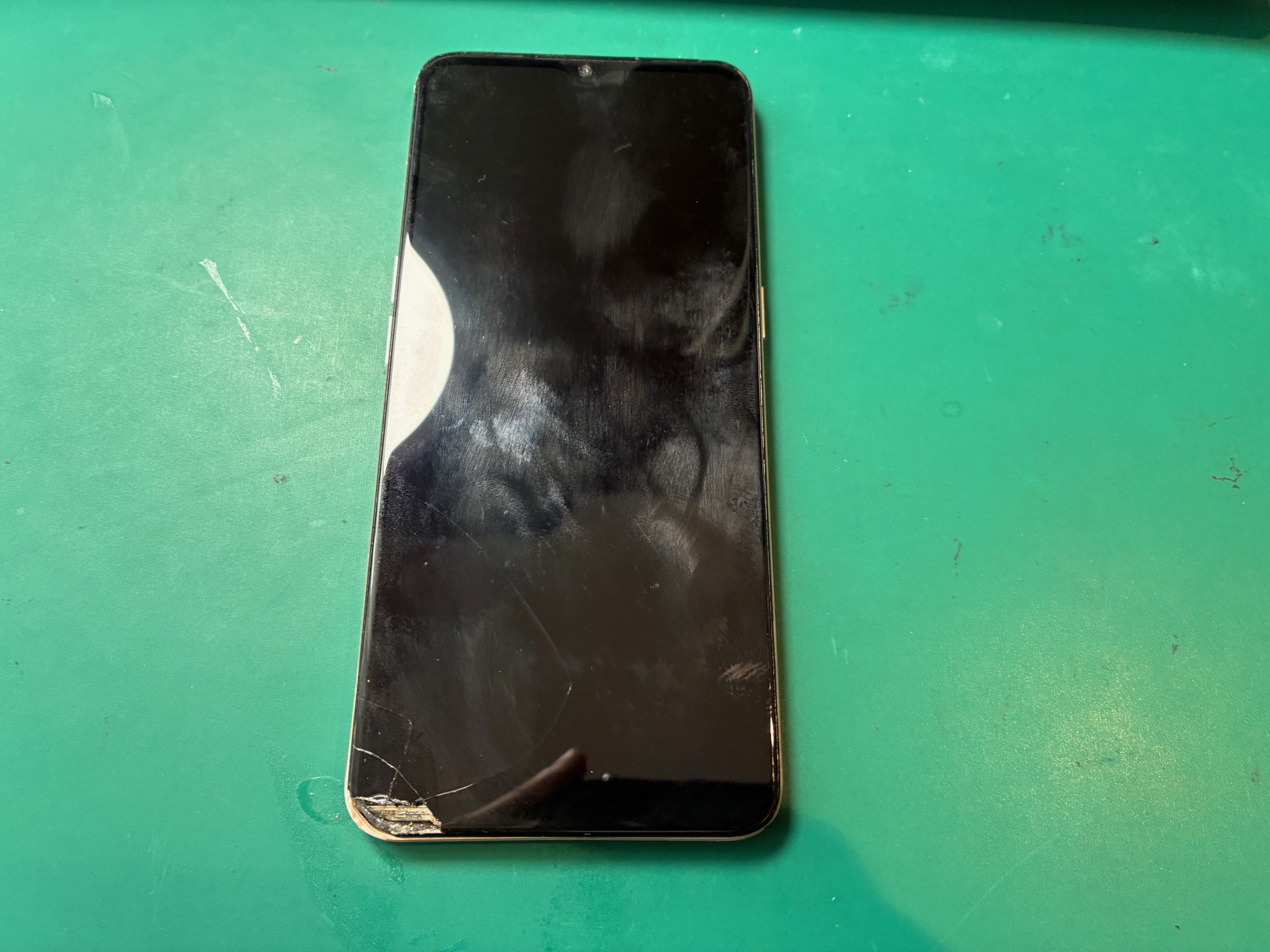 神戸市からお越しのお客様よりOPPO A73の画面交換をご依頼いただきました！