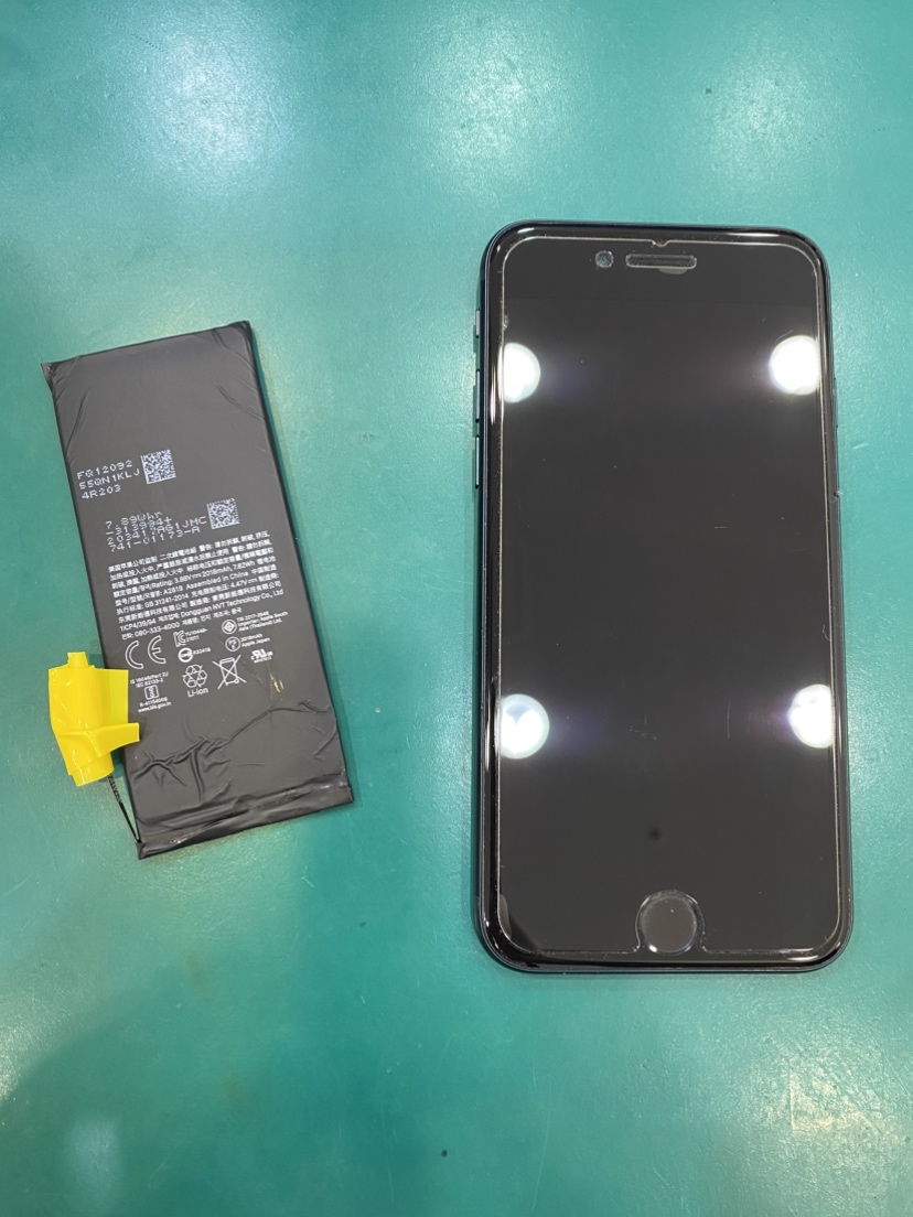 iPhoneSE3のバッテリー交換ならデータそのまま、即日修理のスマホ修理工房テラスモール湘南店へ！