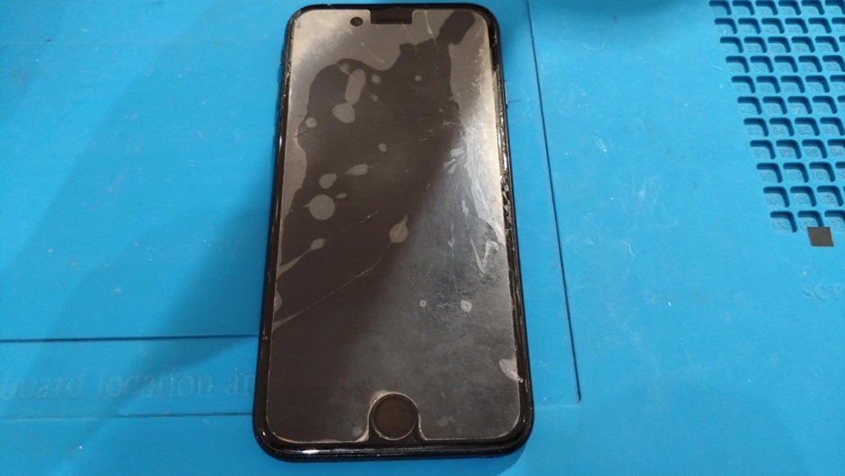 画面が激しく割れてしまったiPhoneSE3（アイフォン）画面交換修理を承りました！