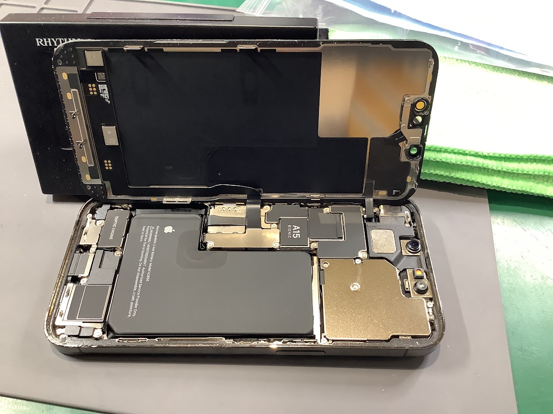 iPhone13Proの画面交換ならデータをそのまま・最短即日修理のスマホ修理工房ラザウォーク甲斐双葉店へ