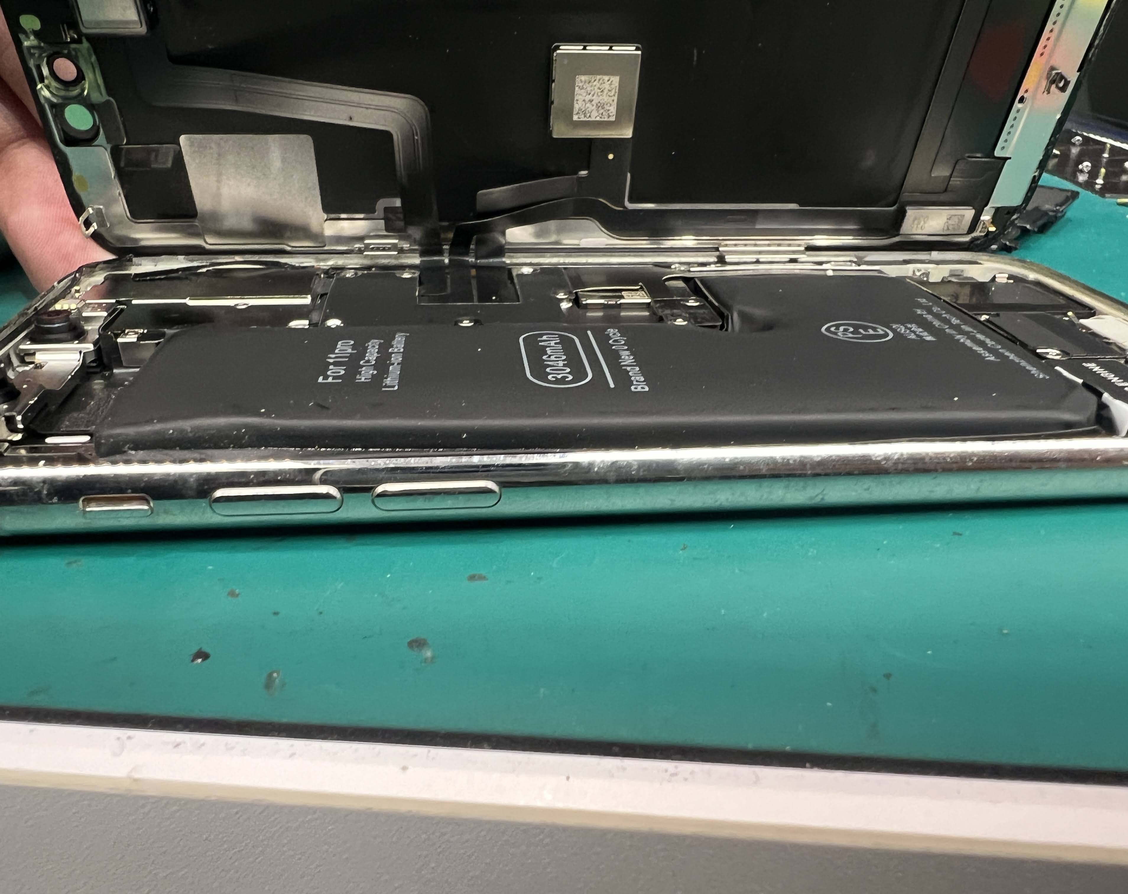 【iPhone11Pro】バッテリー膨張による画面浮きでバッテリー交換修理を行いました！