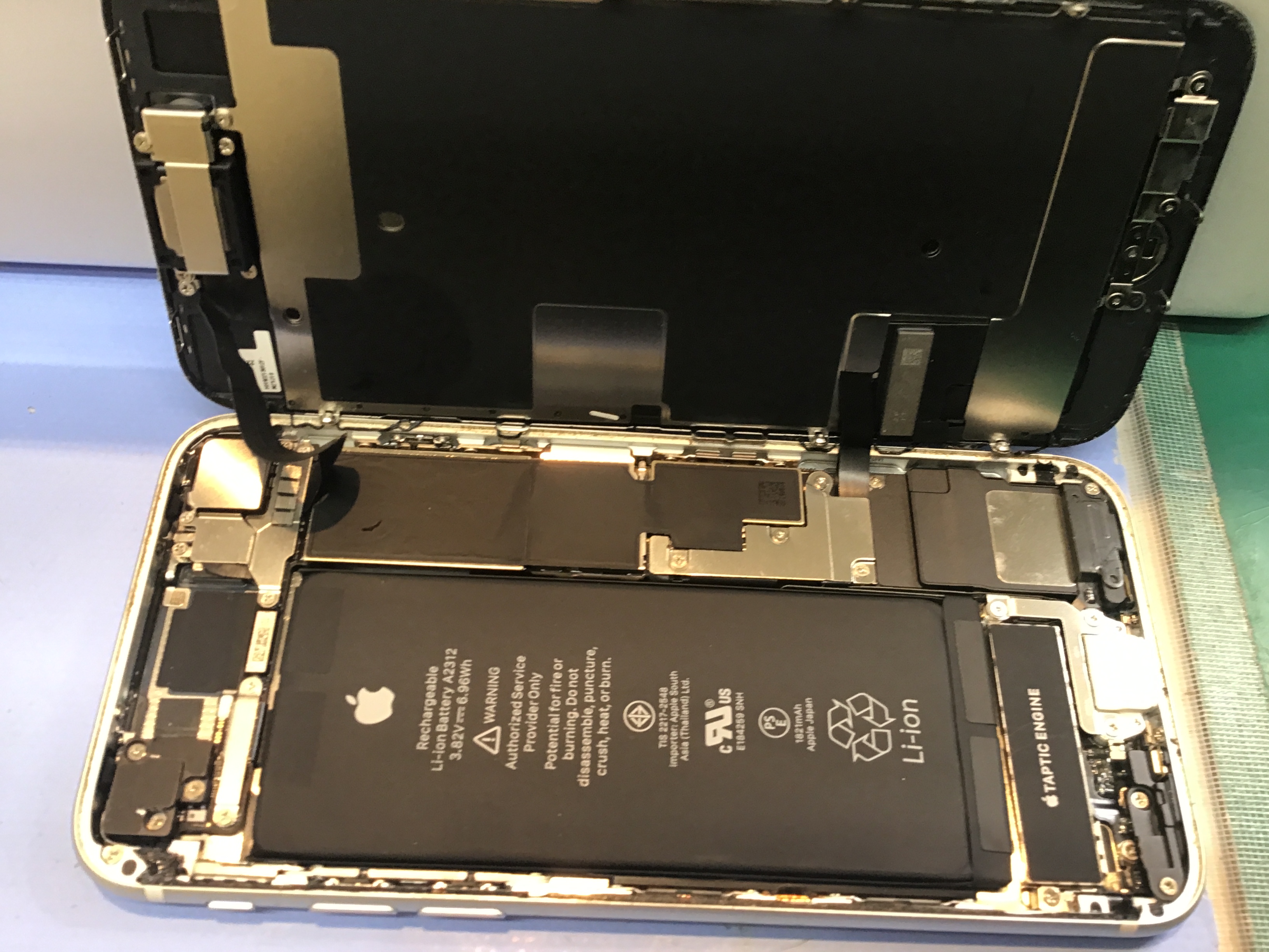 iPhoneSE2のバッテリー交換は、データそのまま・即日修理のスマホ修理工房京王聖蹟桜ヶ丘ショッピングセンターB館店へ！