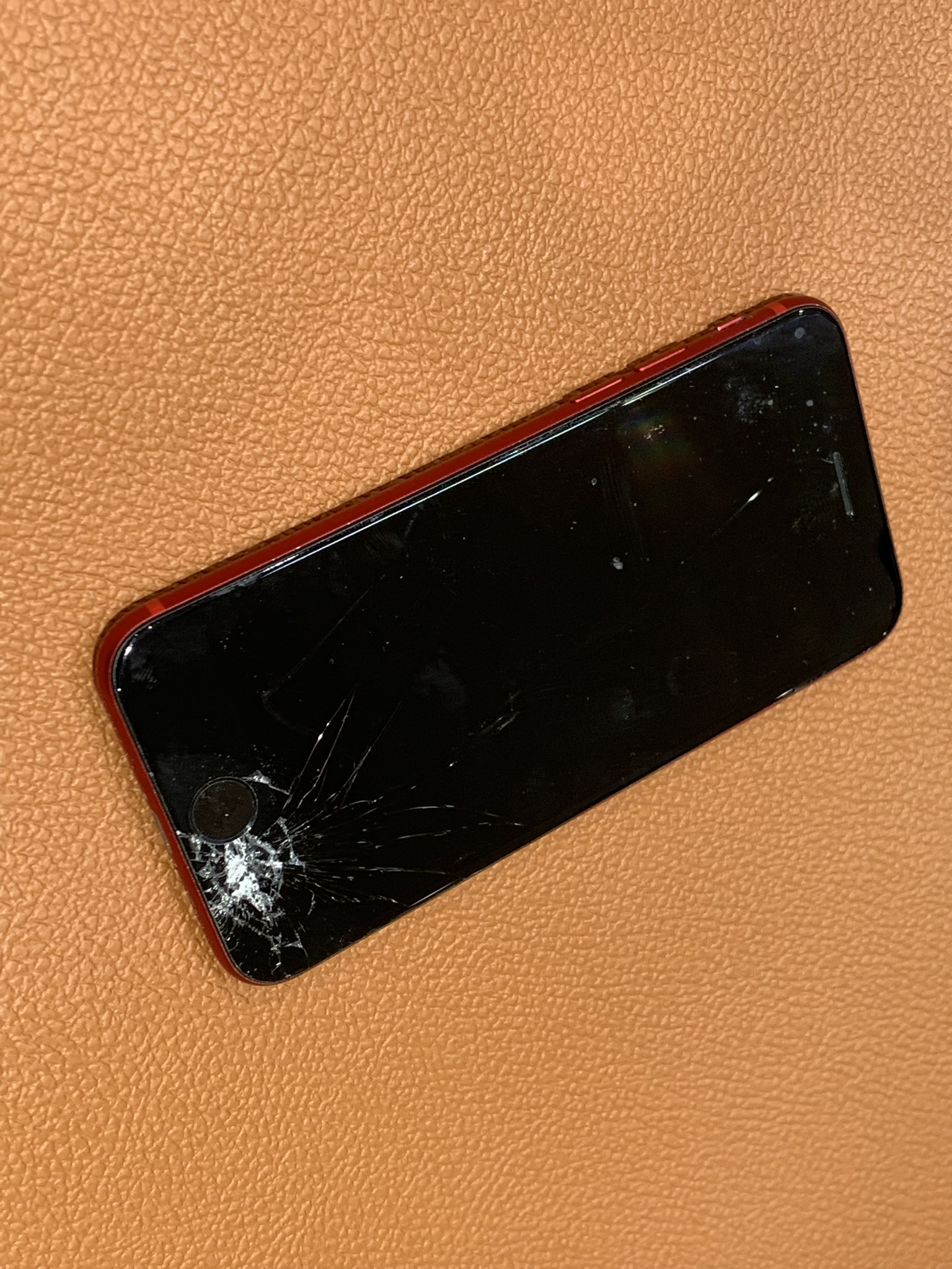 画面が割れて映らないiPhoneSE第2世代（アイフォン）の画面交換承りました！！