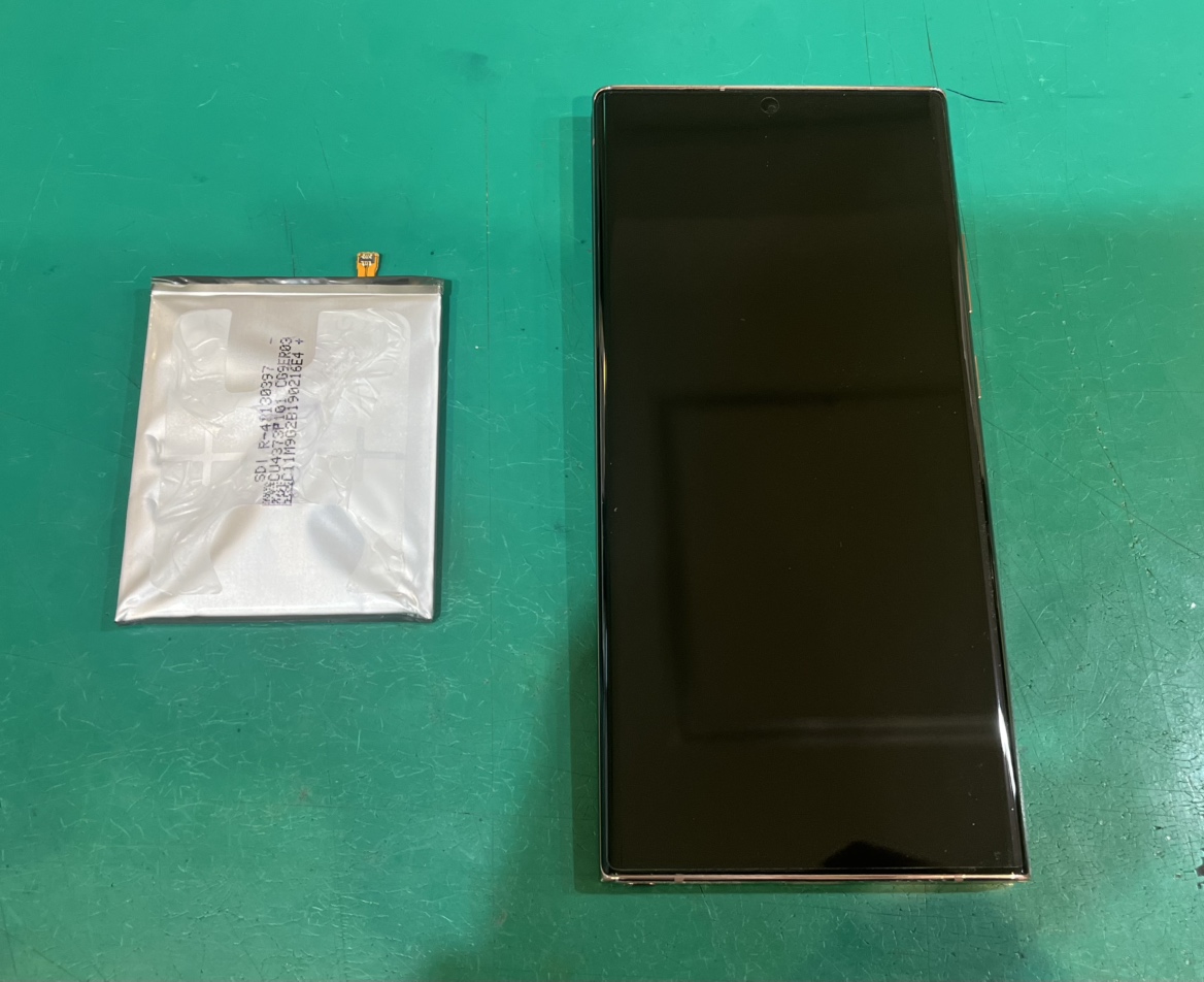 Galaxy Note20 Ultra バッテリー膨張により背面パネルが浮いている状態