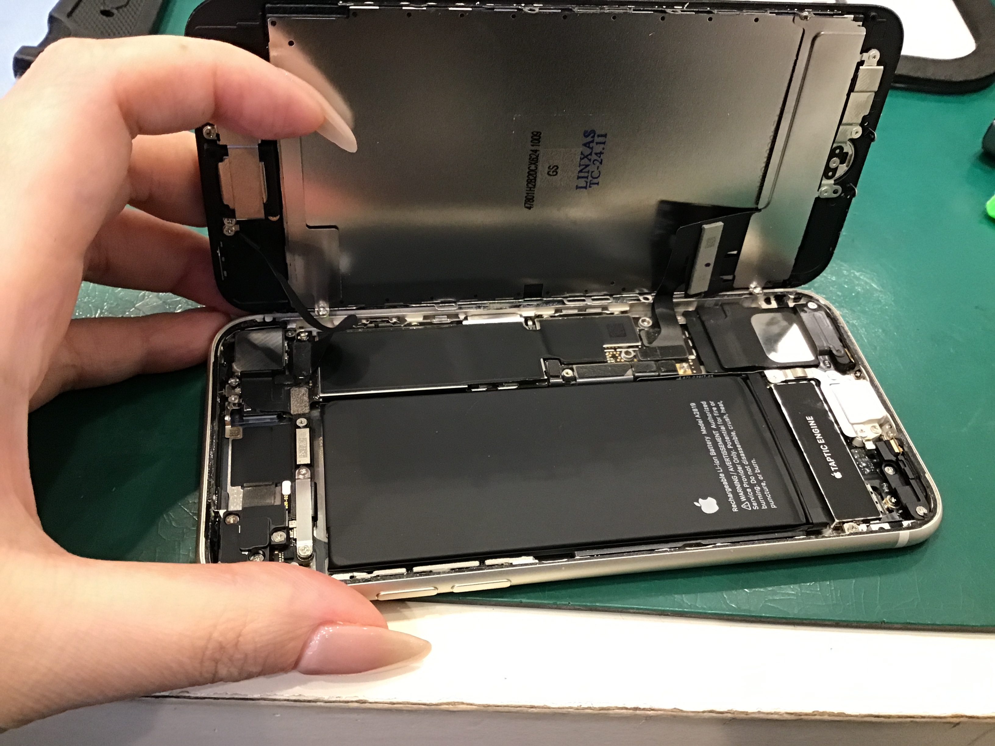 iPhoneSE3のバッテリー交換は、データそのまま・即日修理のスマホ修理工房　八王子オクトーレ店へ！