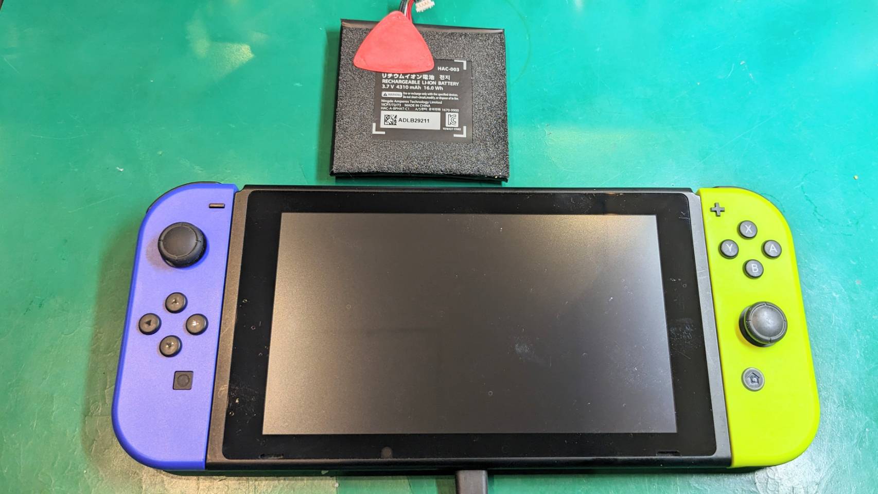 バッテリーが膨張してしまった　Switch バッテリー交換【スマホ修理工房ミーツ国分寺店】