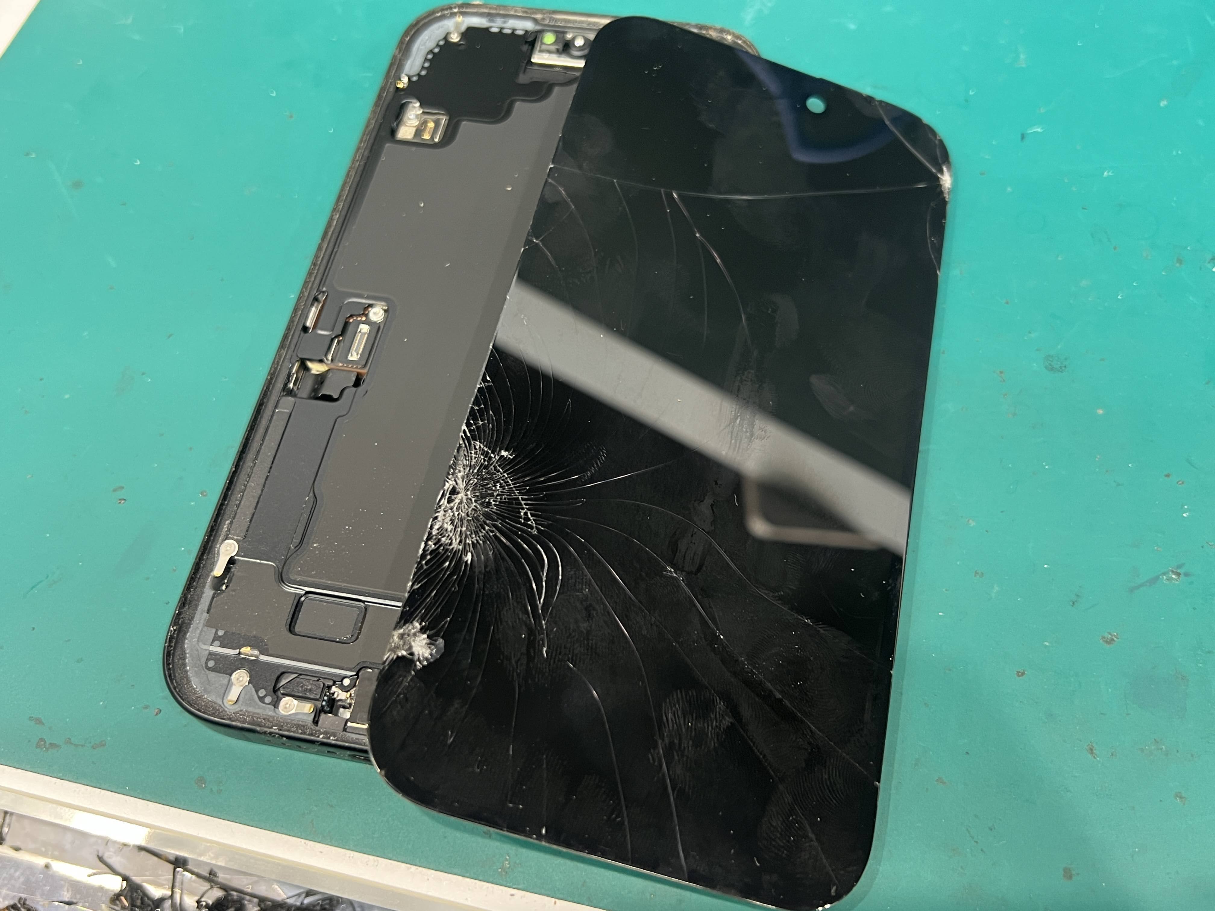 iPhone16 画面割れ修理｜フロントパネル交換で綺麗な画面に復旧しました