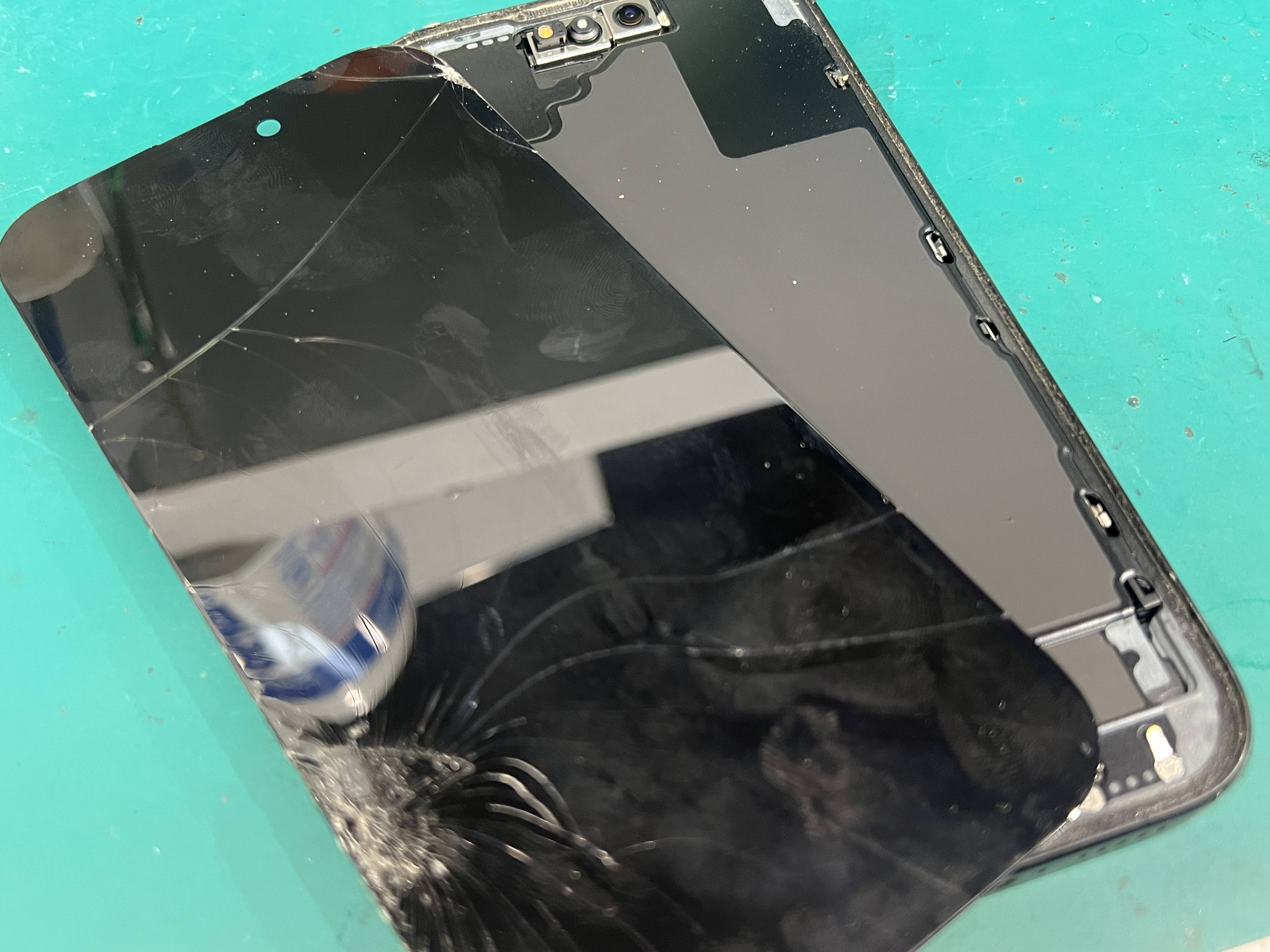 iPhone16 画面割れを即日修理｜フロントパネル交換で新品同様に