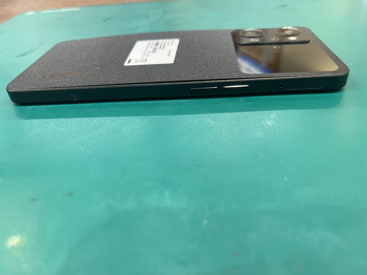 OPPO Reno9 Aのバッテリー膨張！背面が浮いた端末も即日修理