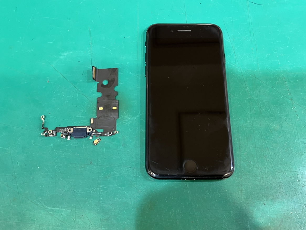 iPhone SE（第3世代）通話時に声が聞こえないマイクケーブル断裂の修理前とコネクター交換修理後の比較 スマホ修理工房 新宿PePe店