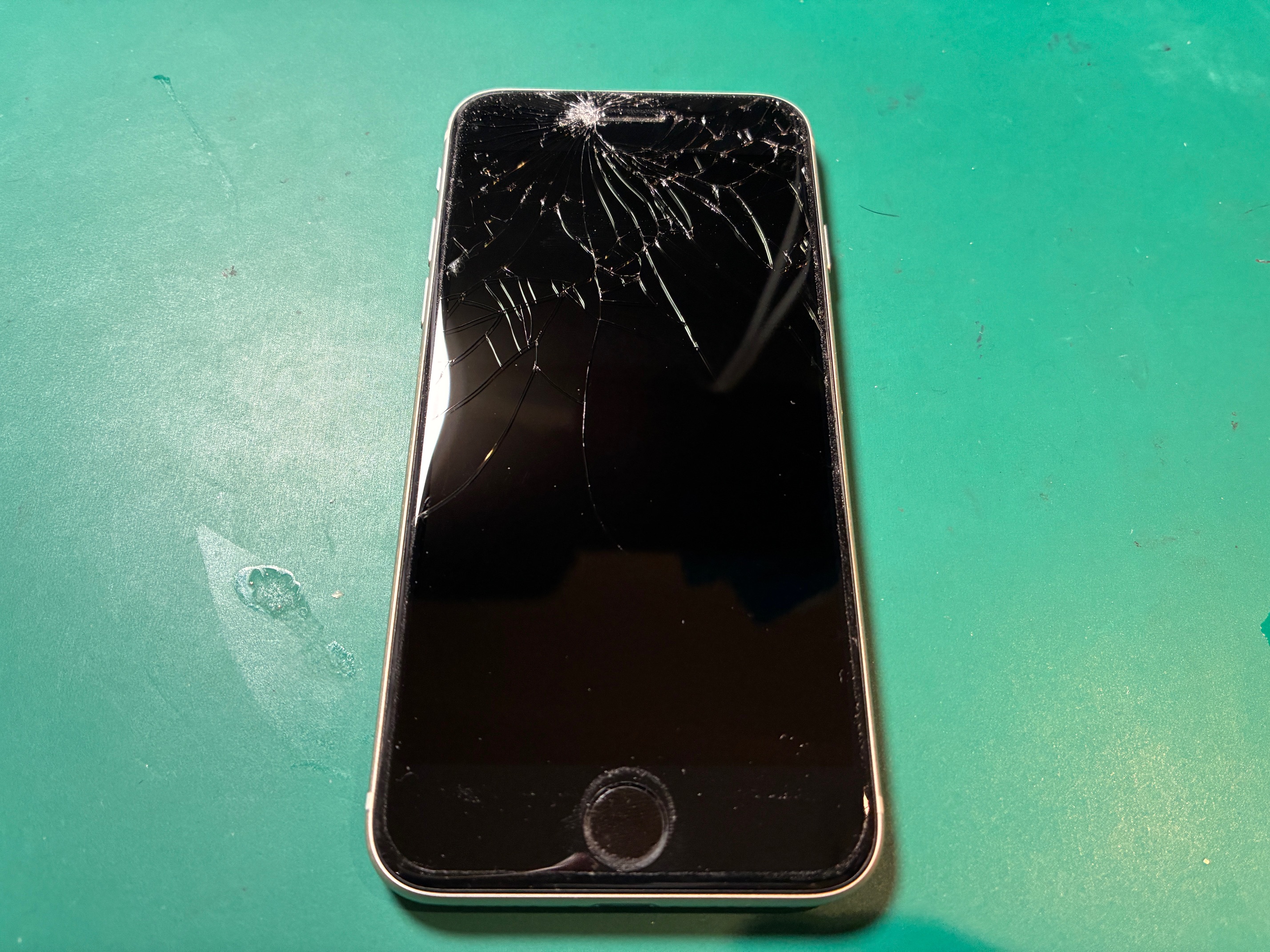 神戸市からお越しのお客様よりiPhoneSE3の画面交換をご依頼いただきました！