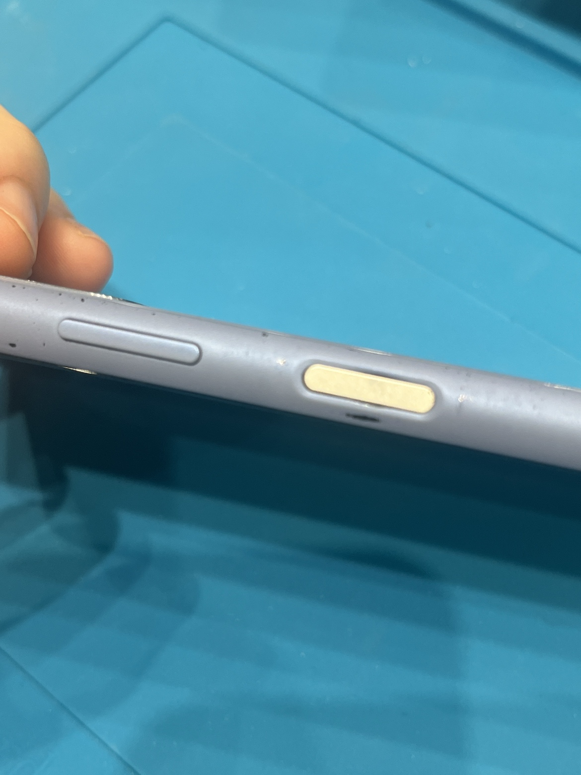 Xperia 10 IIIの電源ボタン陥没をボタン交換で修理