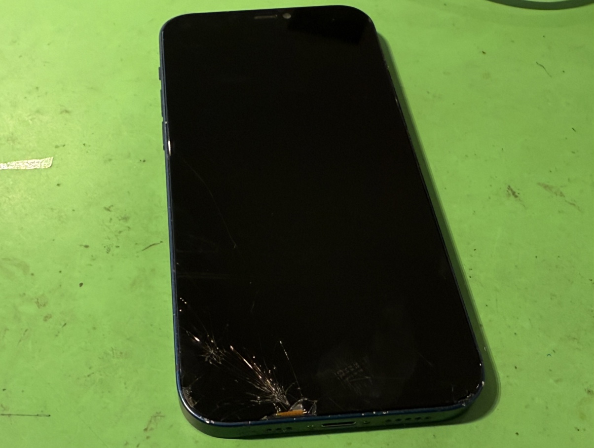 画面が割れて映らない！iPhone12の画面交換修理