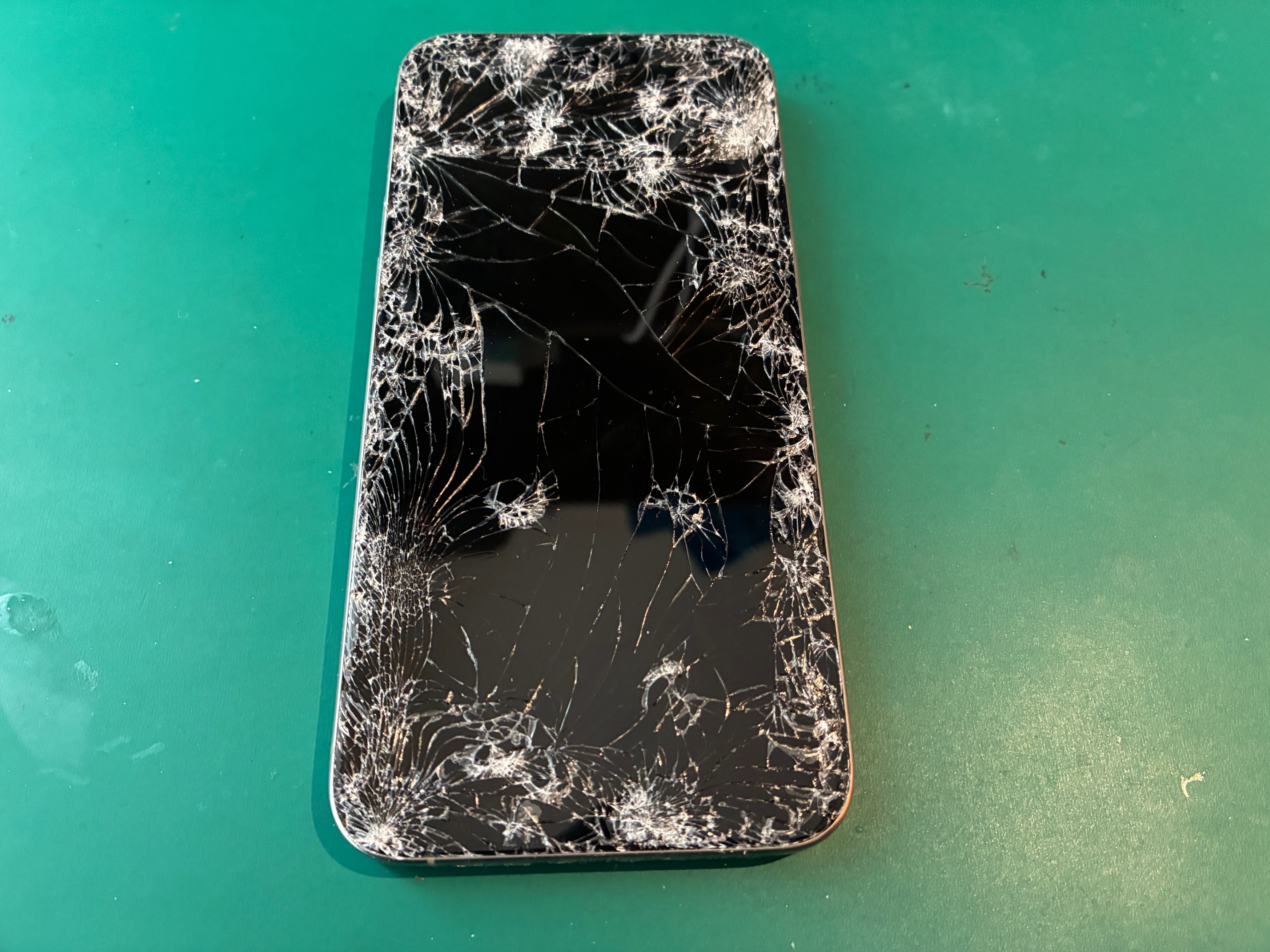 神戸市からお越しのお客様よりiPhone15ProMaxの画面交換をご依頼いただきました！