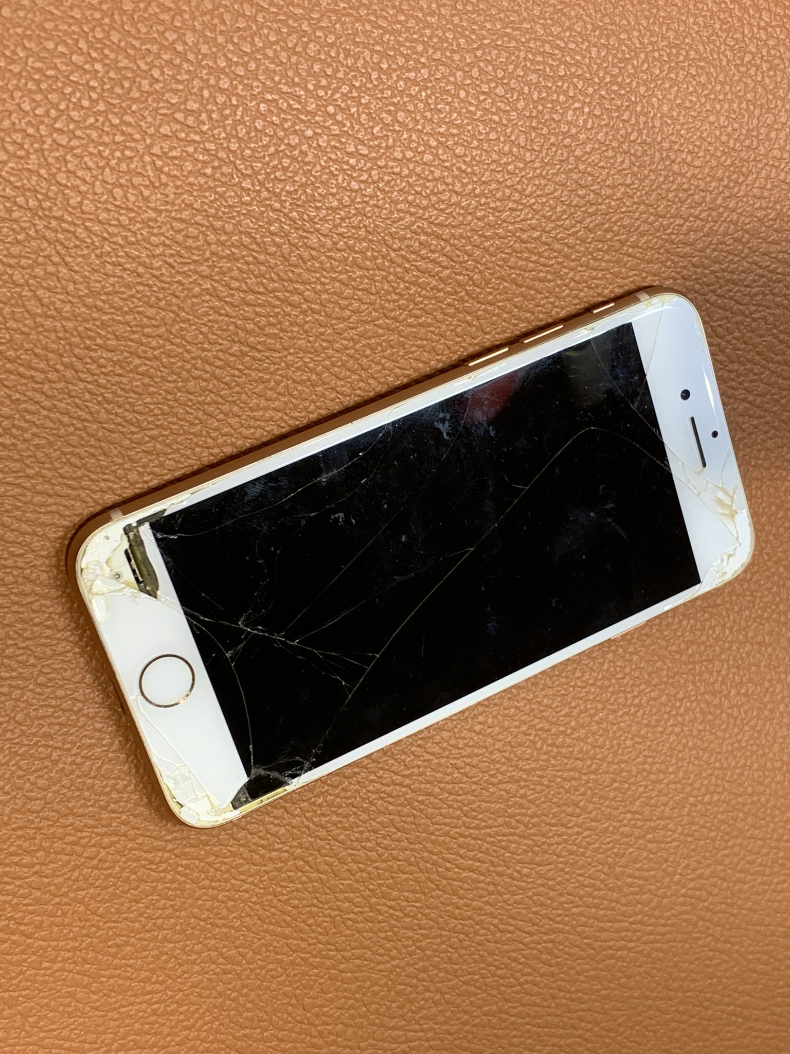 画面が激しく割れてしまったiPhone8（アイフォン）画面修理を承りました！