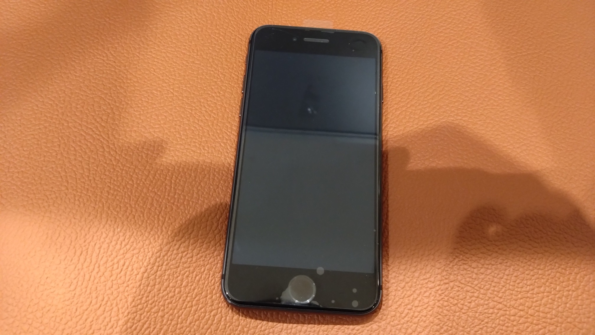 タッチ操作が出来なくなってしまったiPhoneSE第2世代（アイフォン）画面交換修理を承りました！