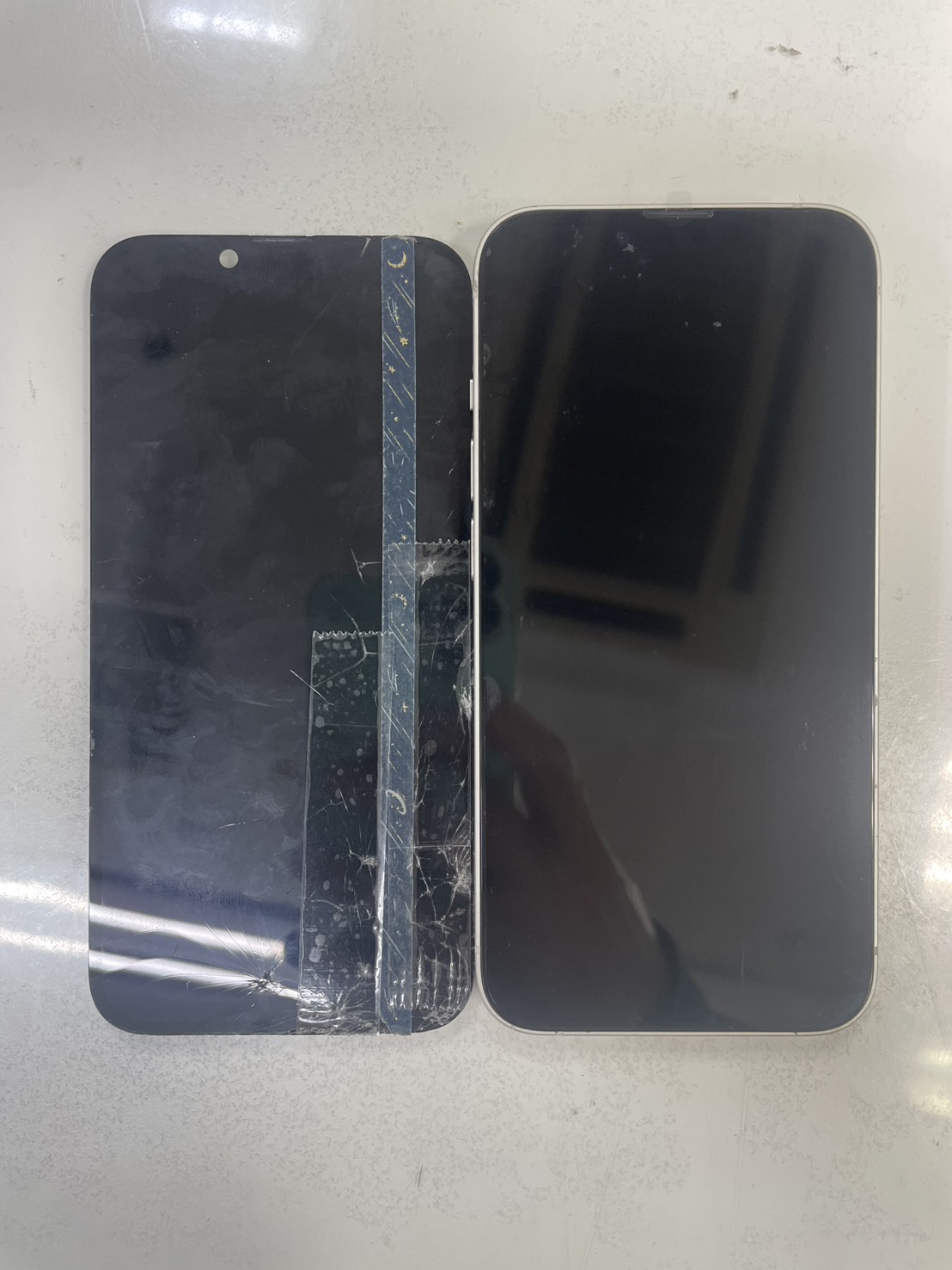 画面が割れて表示もおかしくなった… iPhone14 画面交換修理【スマホ修理工房三鷹店】