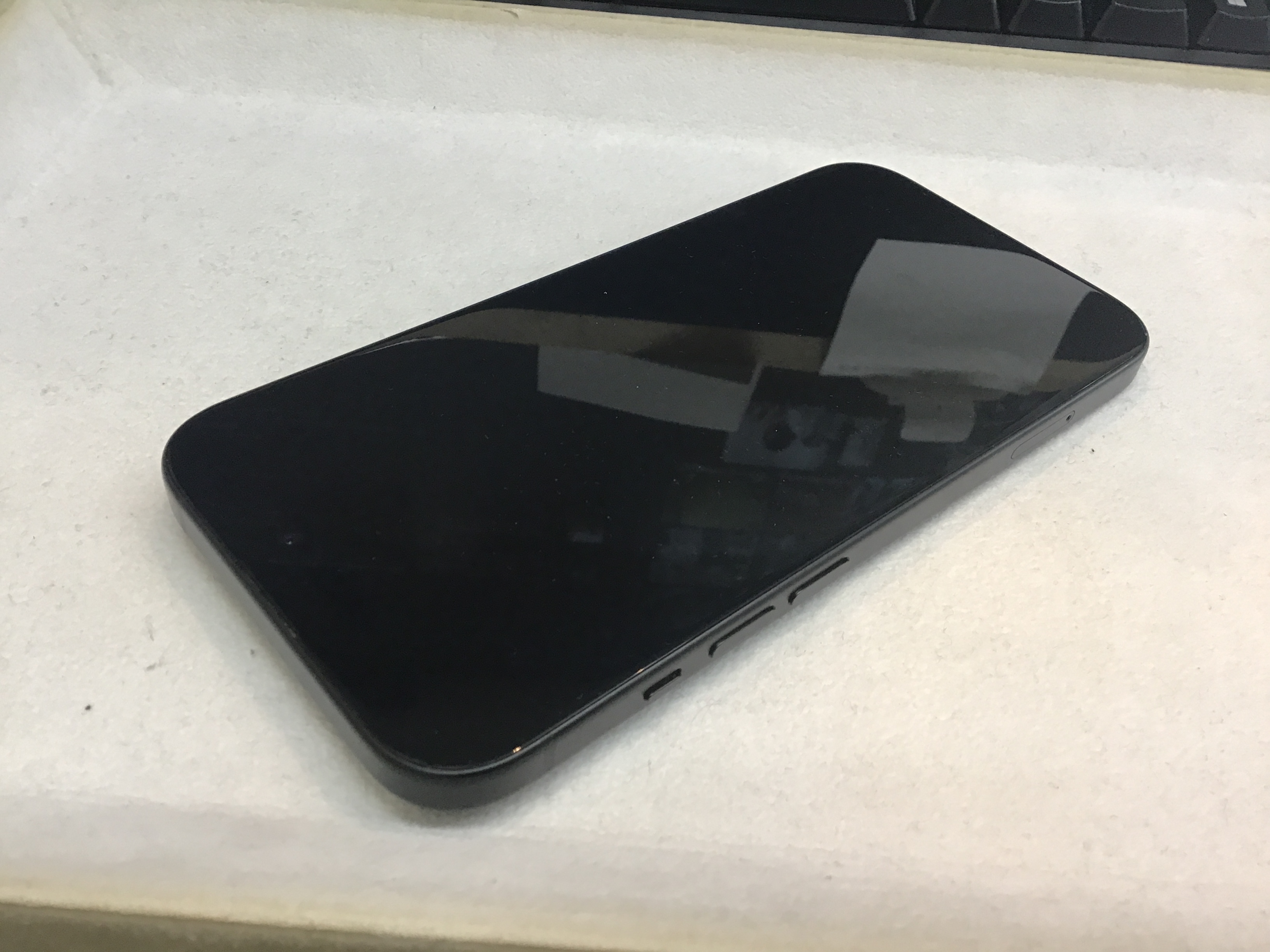 【本日の修理】バキバキに割れた画面も、30分で新品同様に復活！