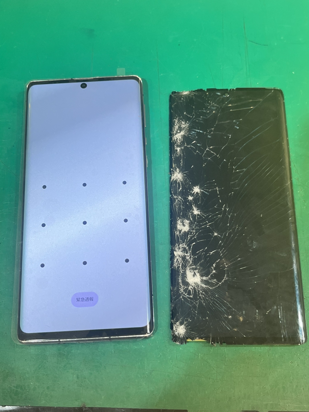 AQUOS R6の画面修理比較 左側が修理後の綺麗な状態 右側が画面割れの状態