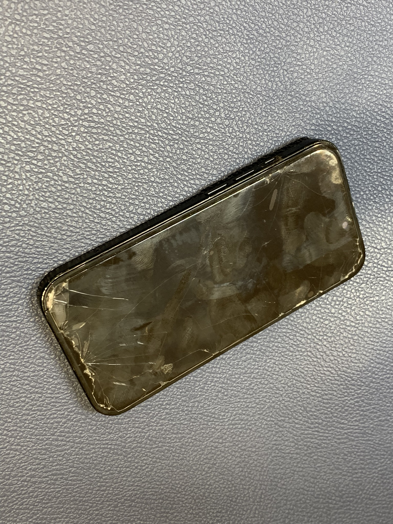 液晶不良で全く映らなくなってしまったiPhone15（アイフォン）画面交換修理を承りました！