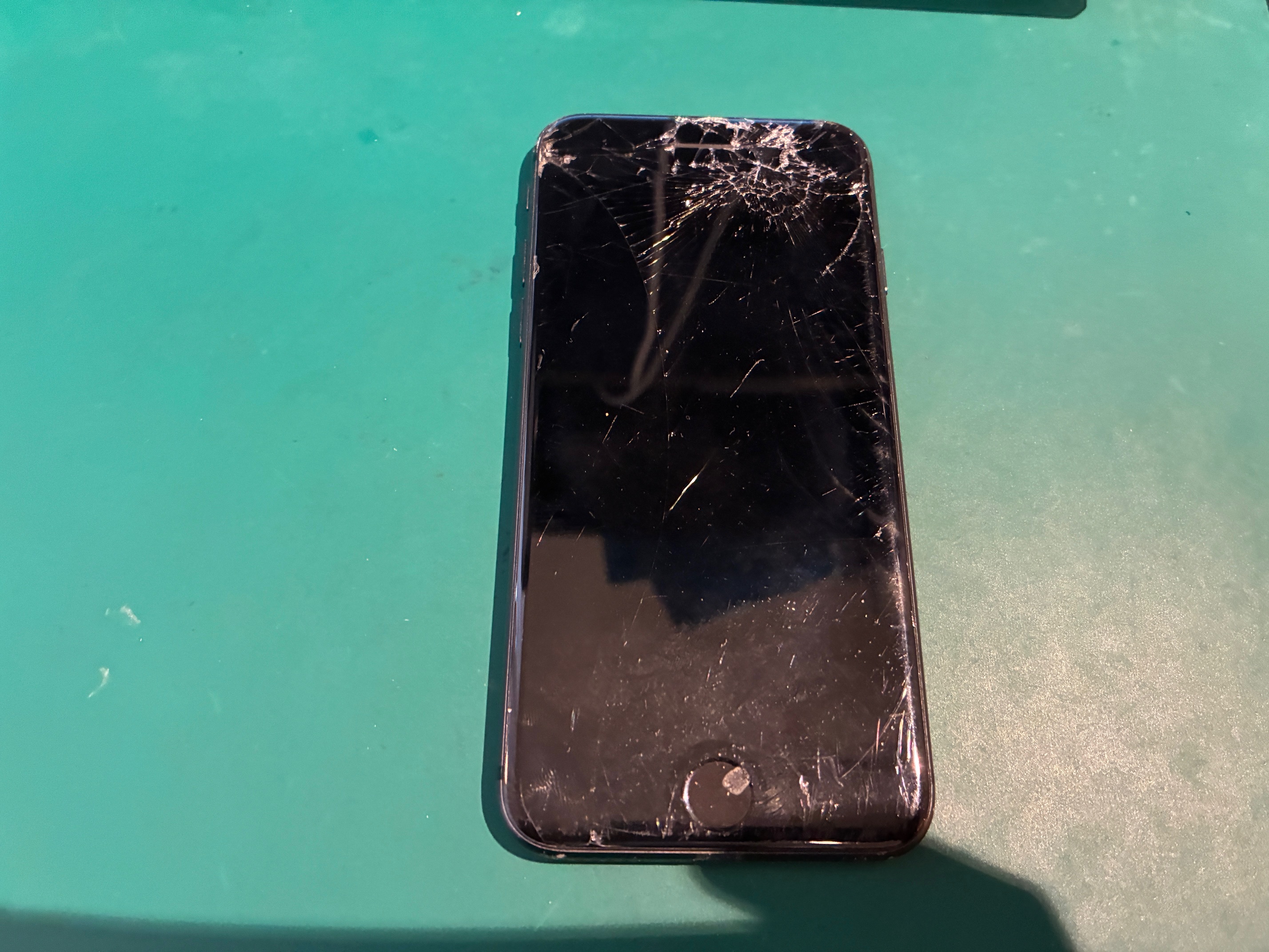 神戸市からお越しのお客様よりiPhone8の画面交換をご依頼いただきました！