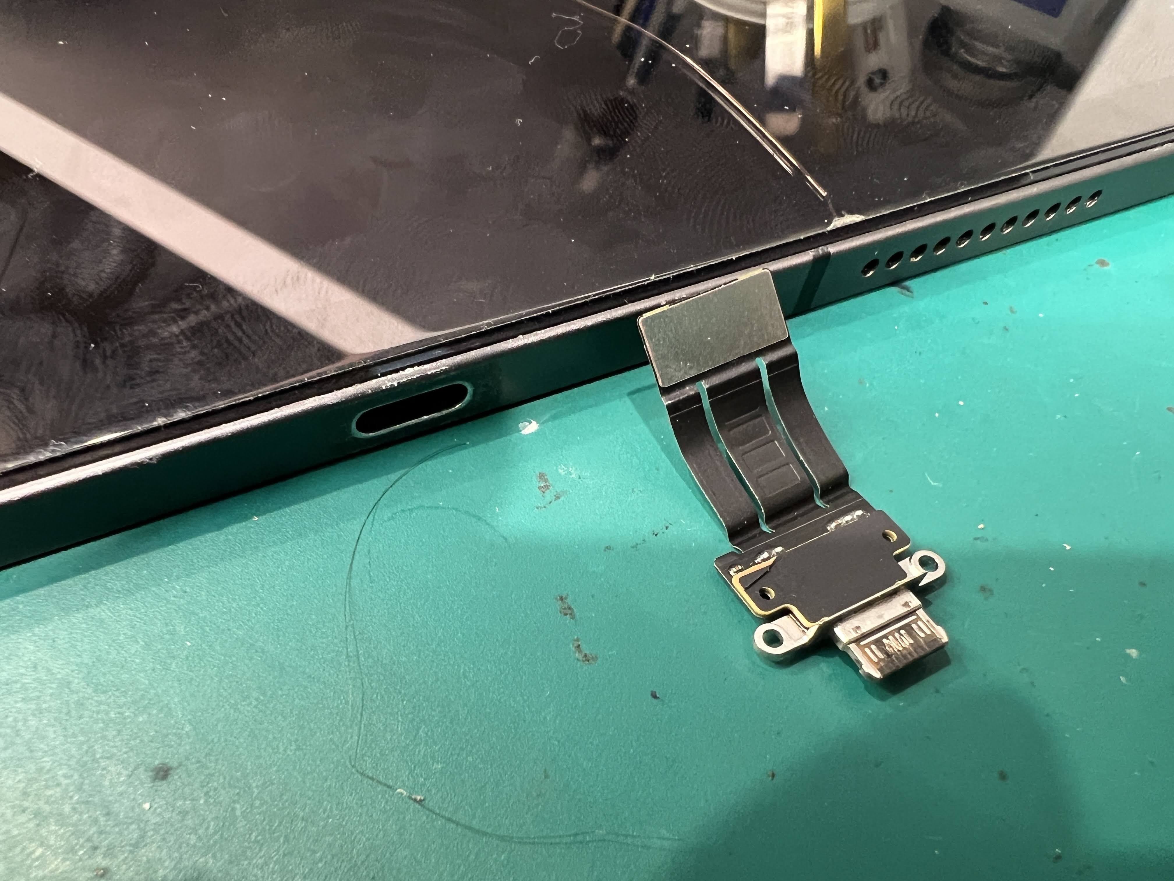 iPad Pro12.9 第5世代 充電時に煙が出る危険な症状｜コネクター交換で復旧