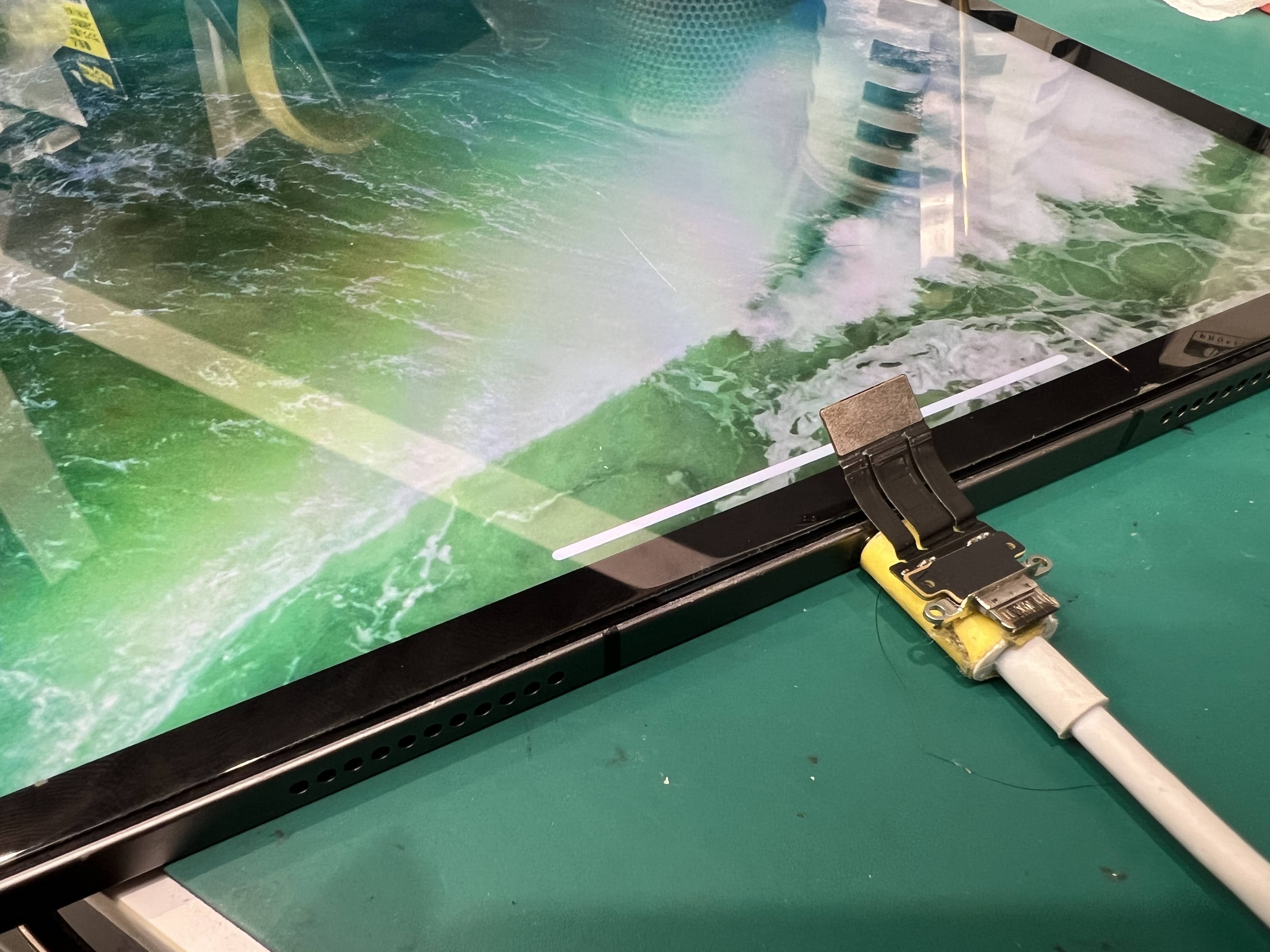 iPad Pro12.9 第5世代 充電時に煙が出るトラブルを修理｜充電コネクター交換