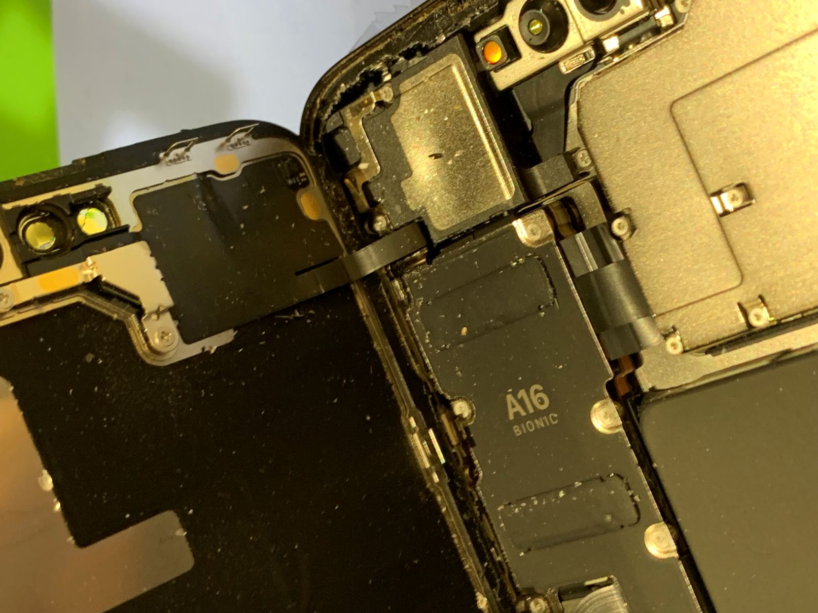 iPhone14ProMax大破 データ救出/足立区からご来店【スマホ修理工房フレスポ八潮店】