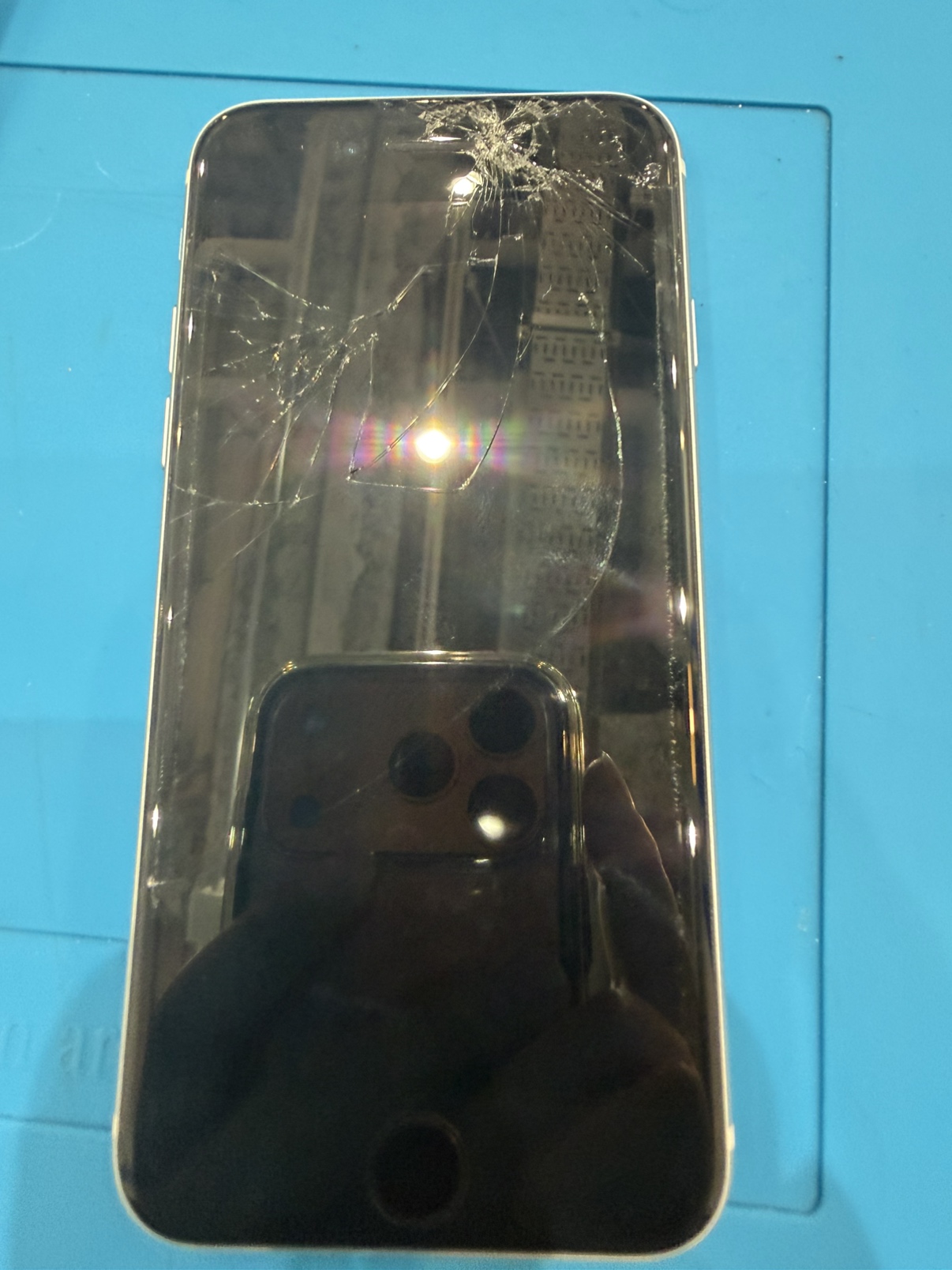 iPhoneSE3（アイフォンSE3）の画面交換は、データそのまま・即日修理の「スマホ修理工房　池袋P'パルコ本店」へ！