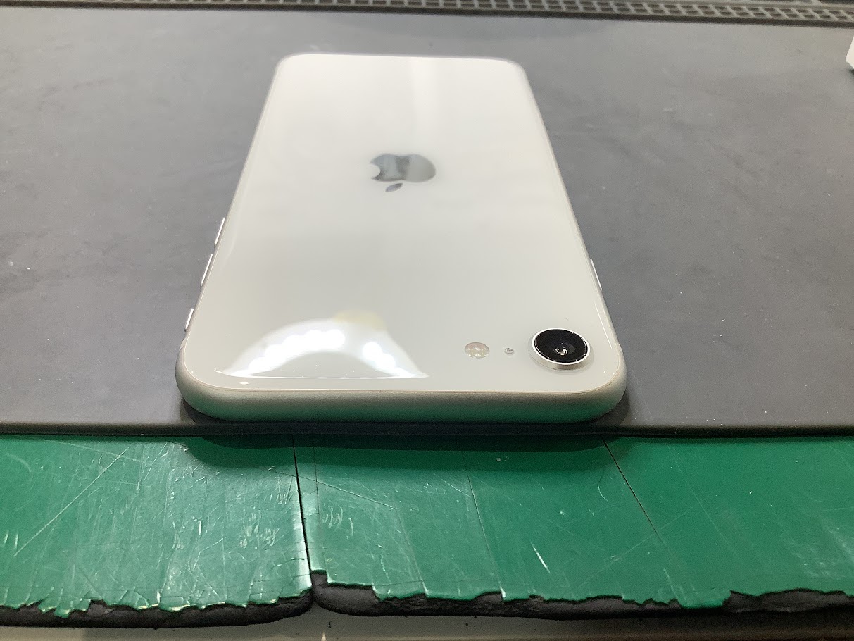 iPhoneSE2のバッテリー交換ならデータをそのまま・最短即日修理のスマホ修理工房秋津店へ！