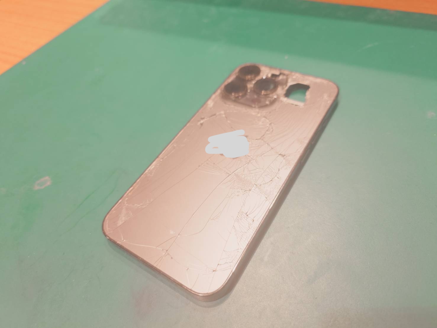 浜松町よりご来店】iPhone13Proのバックパネル交換修理をご依頼 