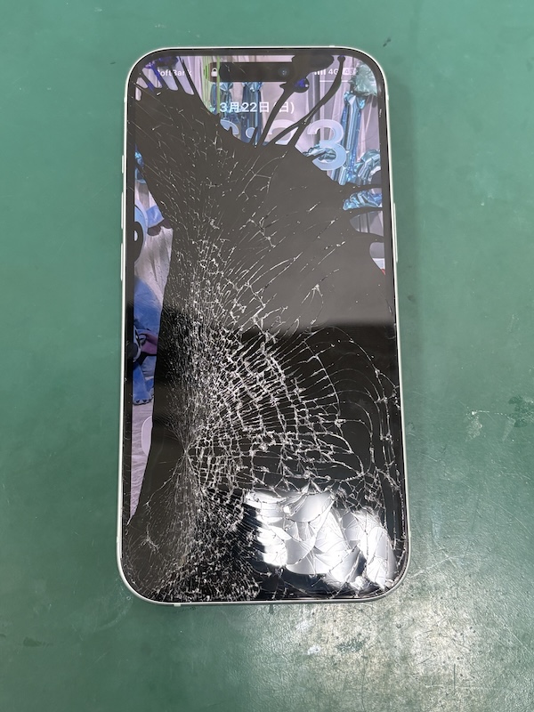 iPhone15 高い所から落として画面割れと液晶不良が、、🥹