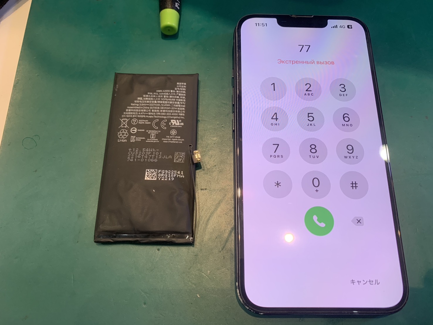 バッテリーが膨張し、画面が浮いている iPhone13バッテリー交換修理　【スマホ修理工房ミーツ国分寺店】