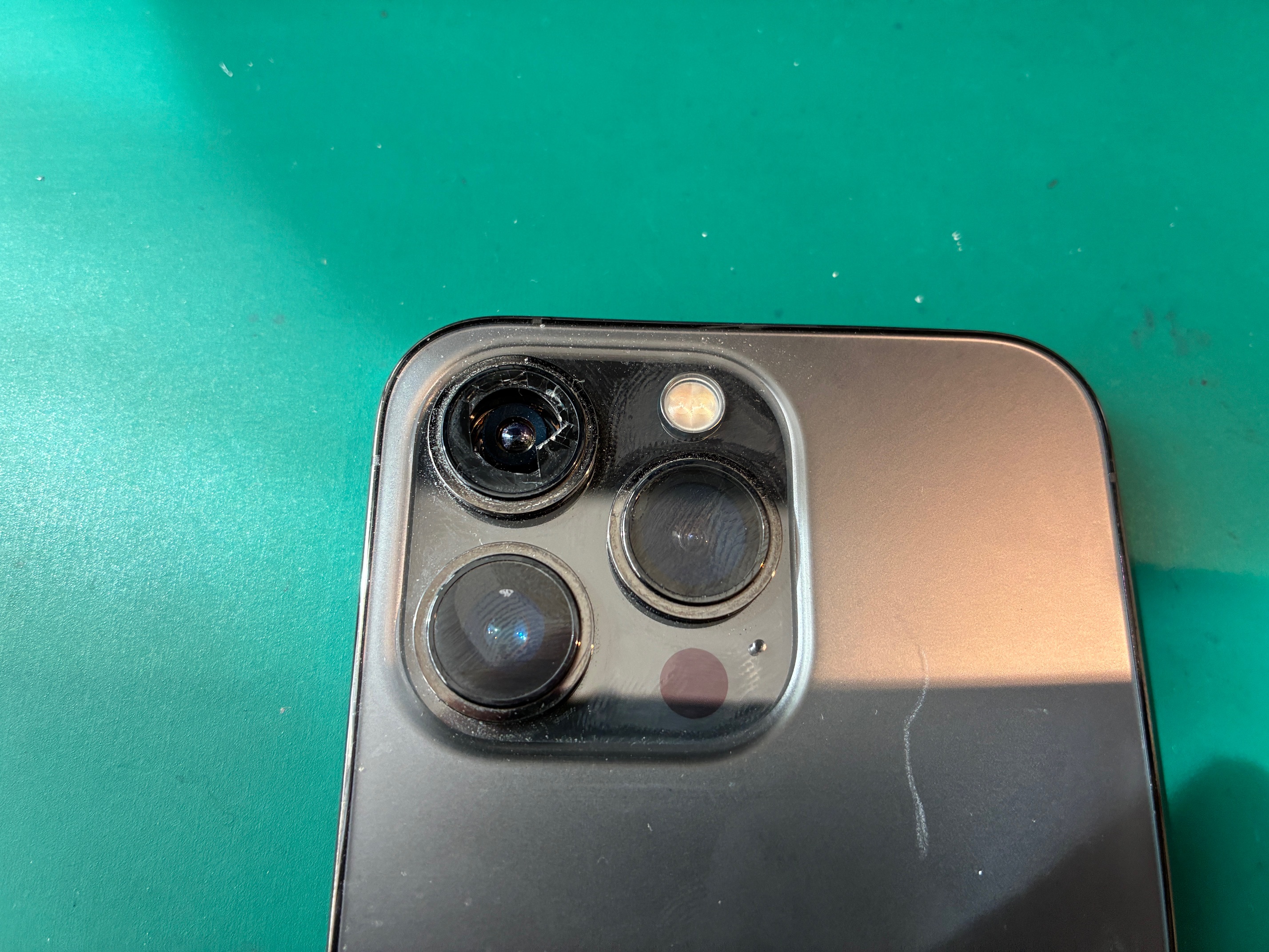 神戸市からお越しのお客様よりiPhone13Proのカメラレンズ交換をご依頼いただきました！