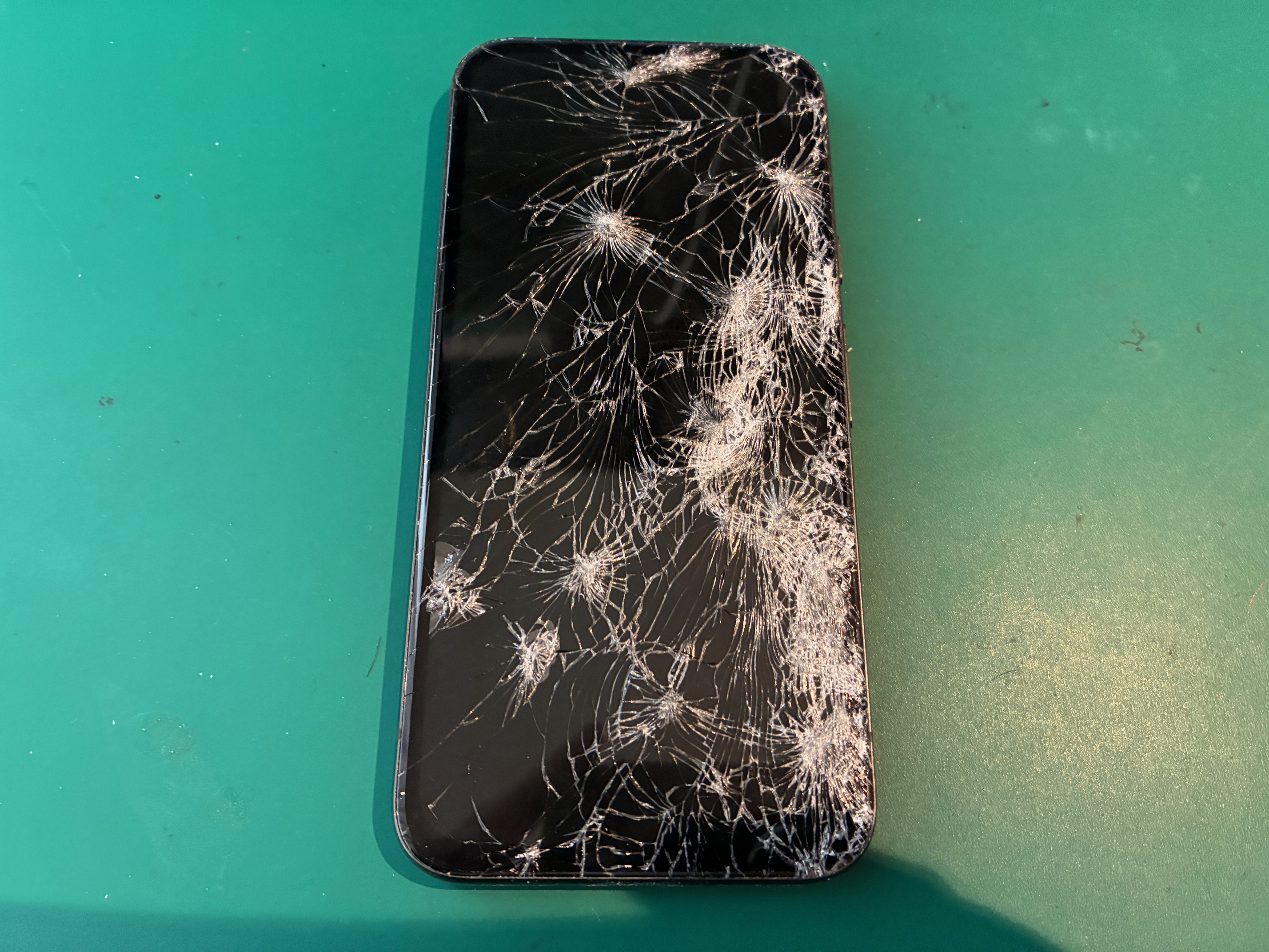 神戸市からお越しのお客様よりPixel8aの画面交換をご依頼いただきました！