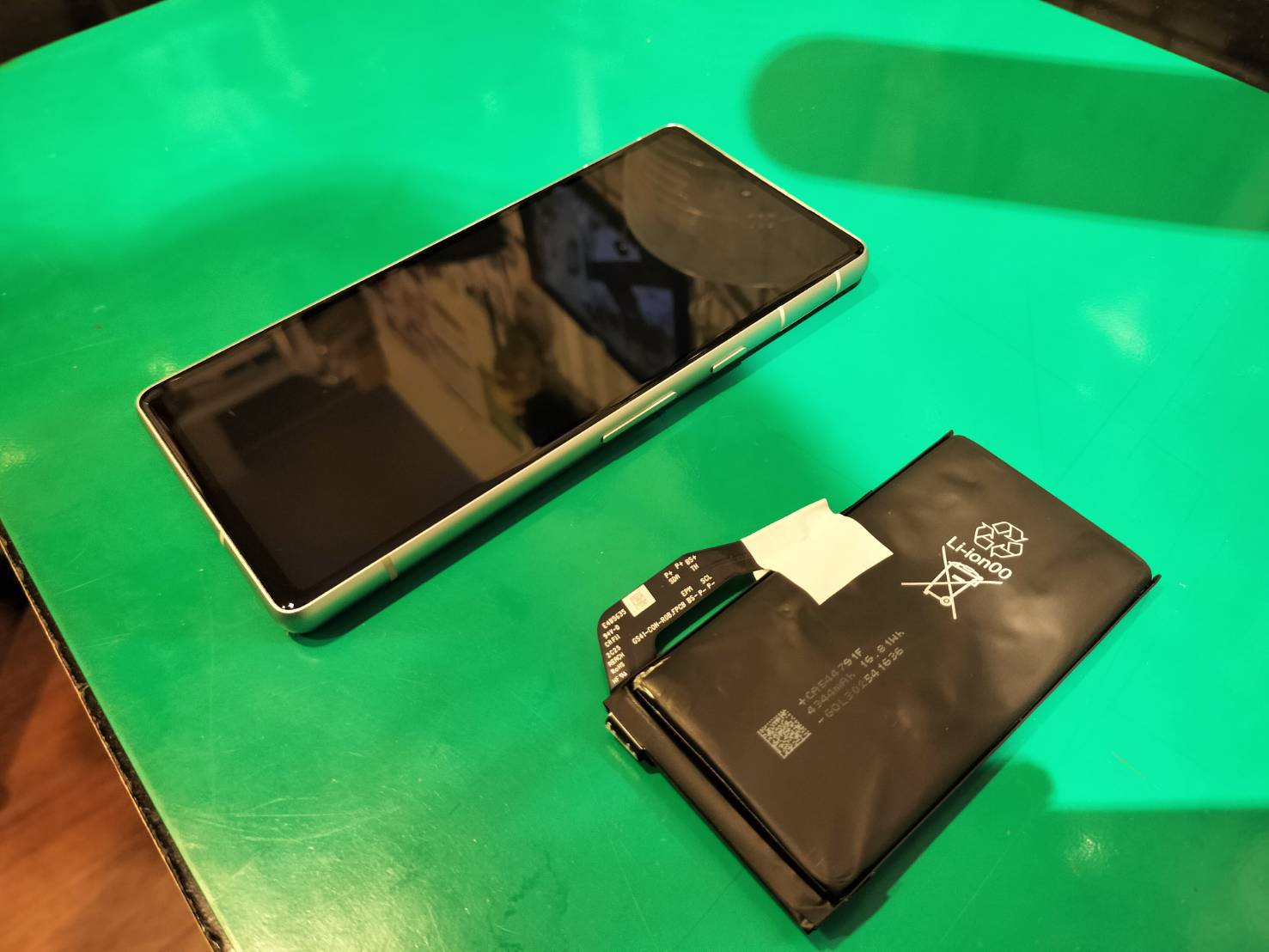 膨張したGoogle Pixel 7aのバッテリー交換を承りました！【スマホ修理工房 調布パルコ店】