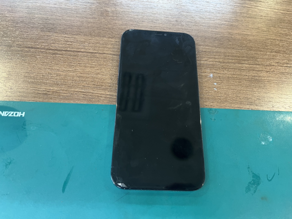 【iPhone 12 Pro Max】画面交換は即日で対応しております！