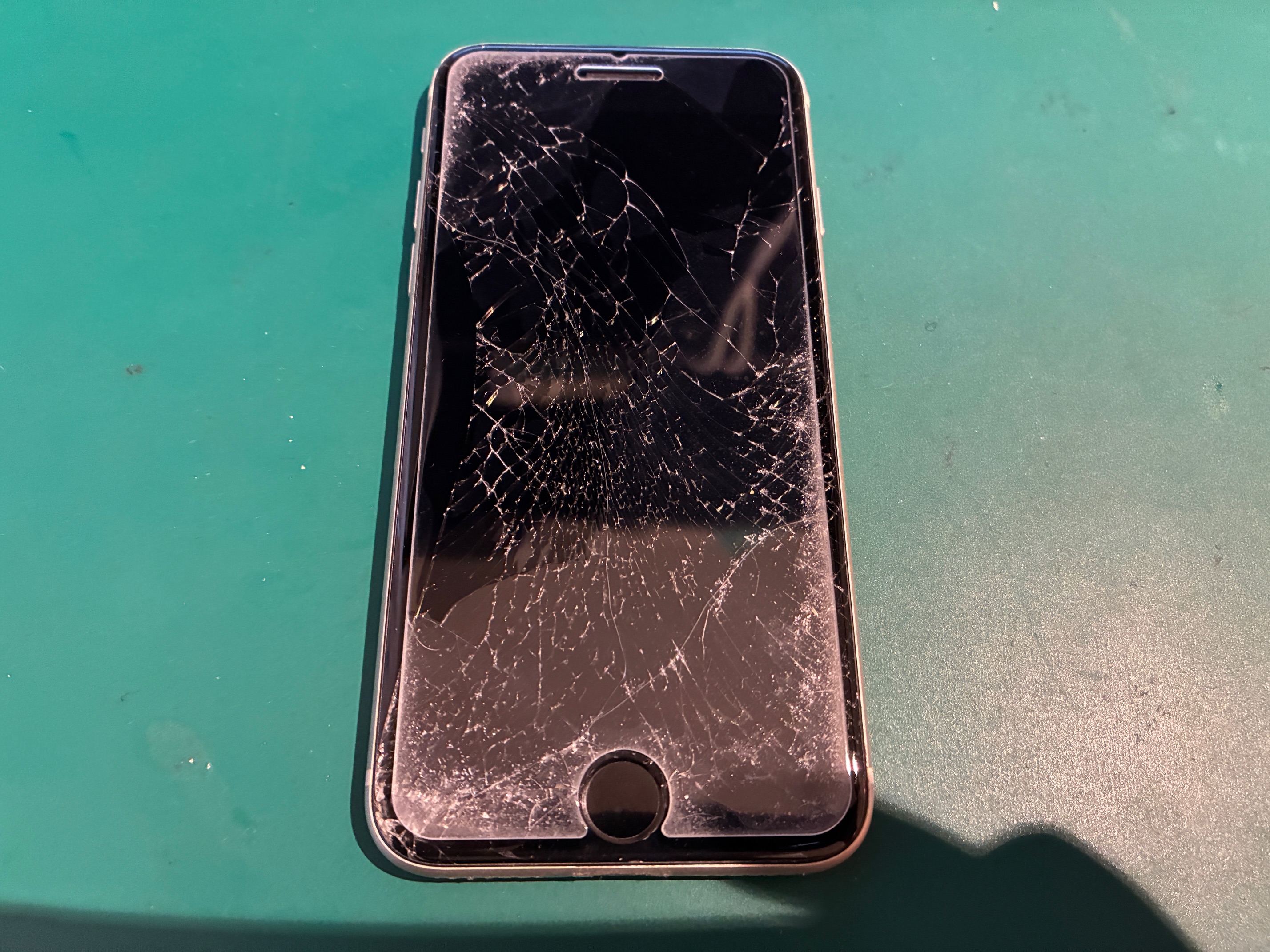 神戸市からお越しのお客様よりiPhoneSE3の画面交換をご依頼いただきました！