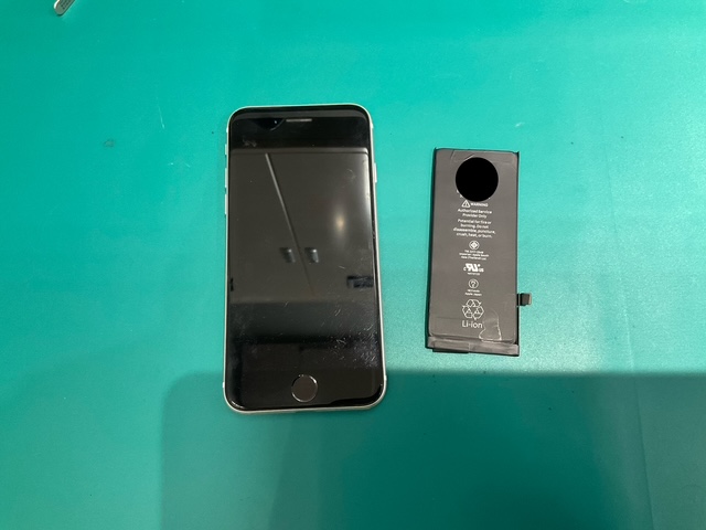 狭山市、川越市、入間市でiPhone SE2 (アイフォン）のバッテリー交換ならスマホ修理工房新狭山店