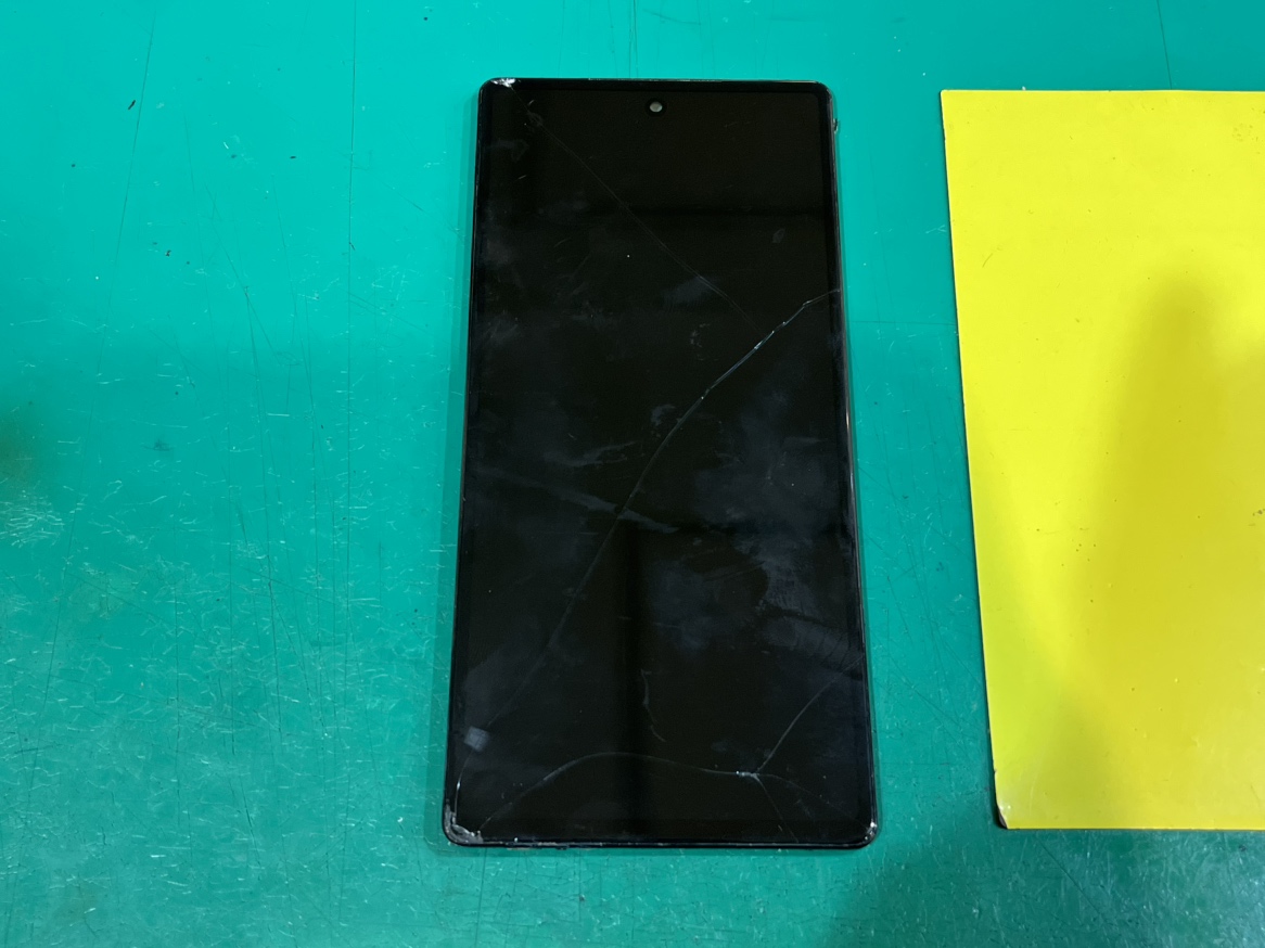 Google Pixel 6 落下により画面が真っ暗になった液晶不良の状態