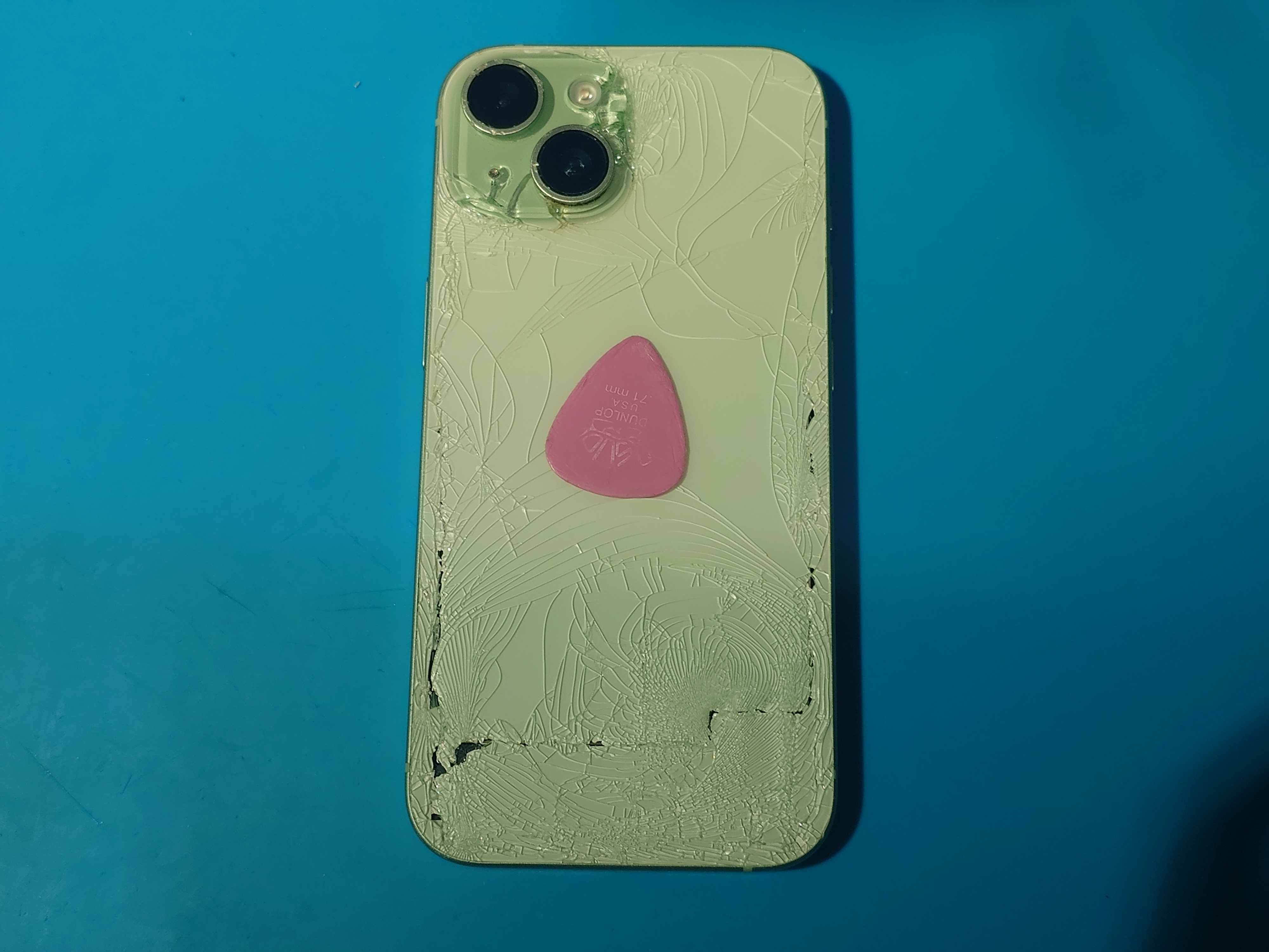 iPhone15(アイフォン15)背面がバキバキに…おまかせください！【スマホ 
