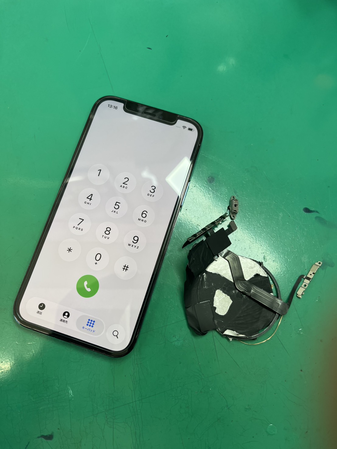 iPhone12 電源ボタンが効かないといことで、ボタンケーブル交換【スマホ修理工房大井町店】