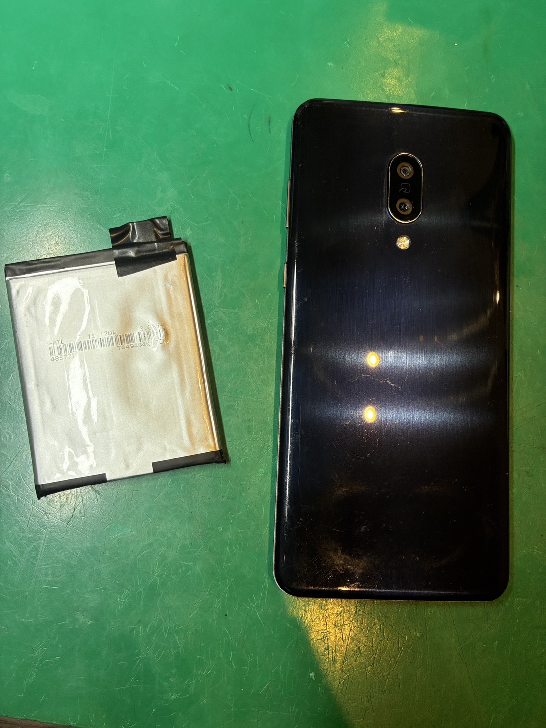 充電がすぐに無くなる… AQUOSZero2 バッテリー交換【スマホ修理工房ミーツ国分寺店】