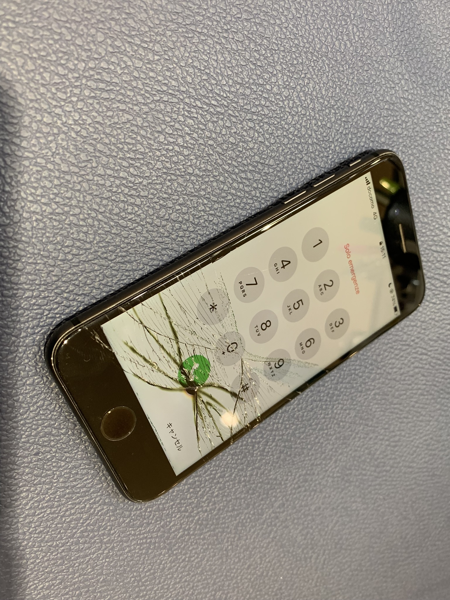 ガラスが大きく割れてしまったiPhoneSE第2世代（アイフォン）の画面交換承りました！！